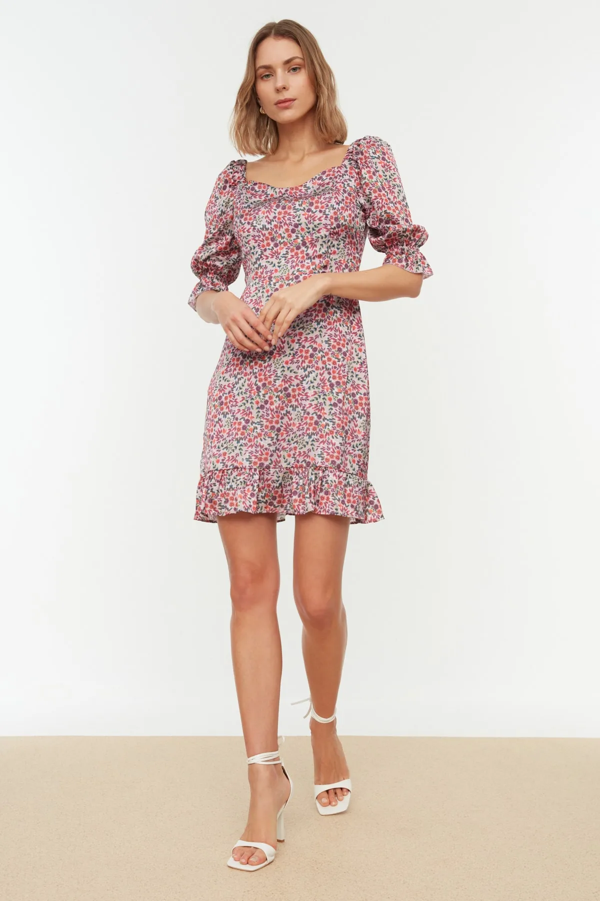 Trendyol Collection  Mehrfarbiges, figurbetontes, gewebtes Minikleid mit Blumenmuster und Futter TWOSS21EL0864
