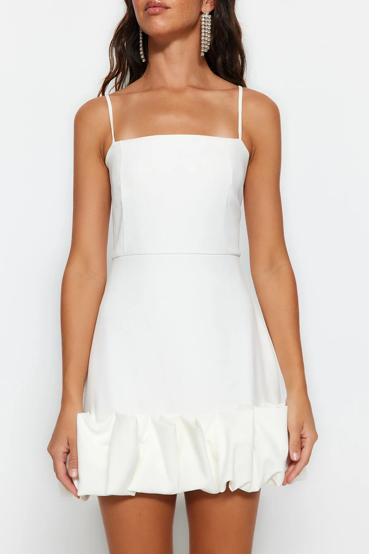 Trendyol Collection  Ecru gewebtes, gefüttertes Volant-Brautabendkleid TPRSS23EL00508
