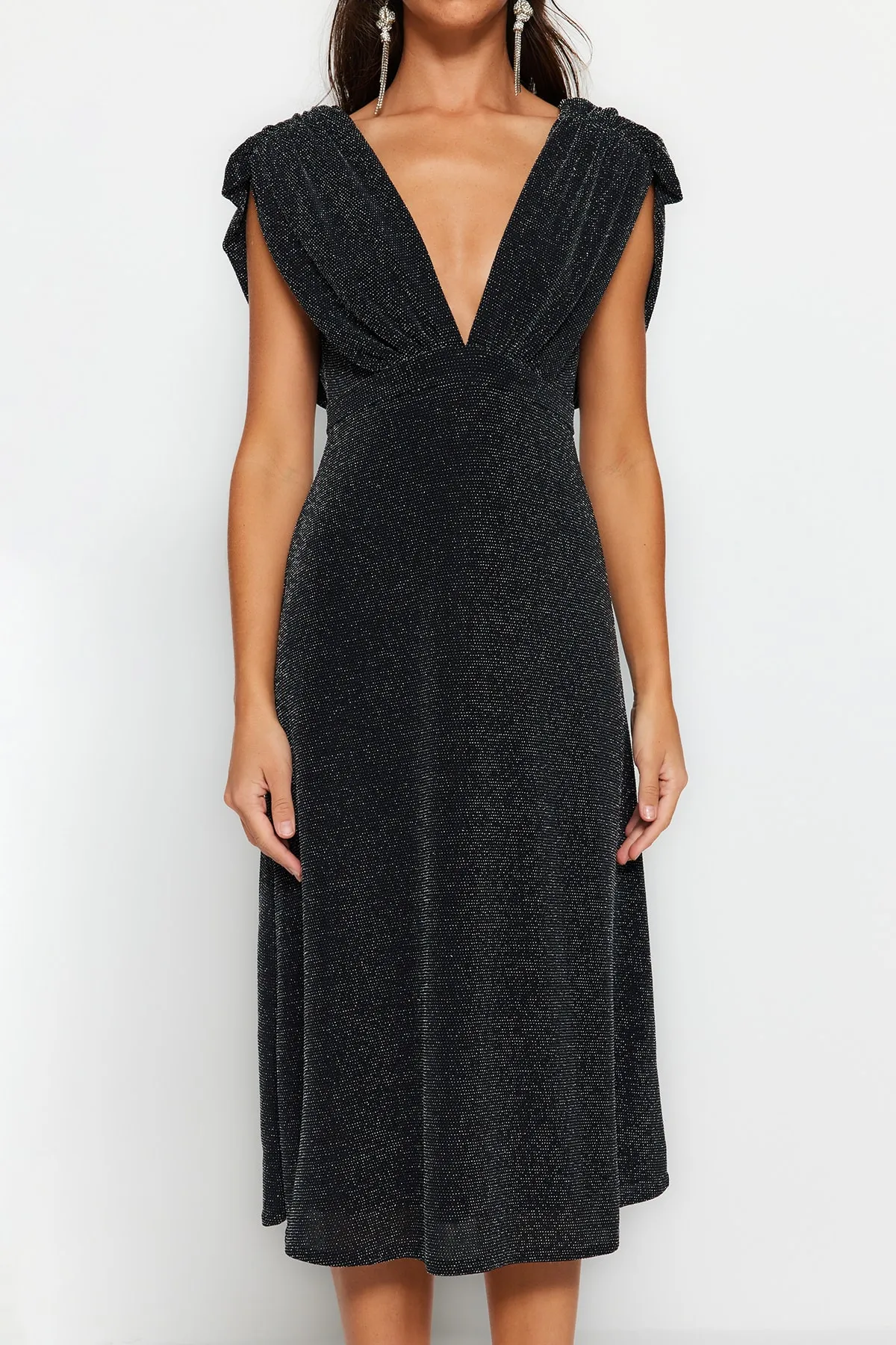 Trendyol Collection  Anthrazitfarbenes, glänzendes, elegantes Abendkleid mit offener Taille und Skaterfutter TPRSS23EL00503