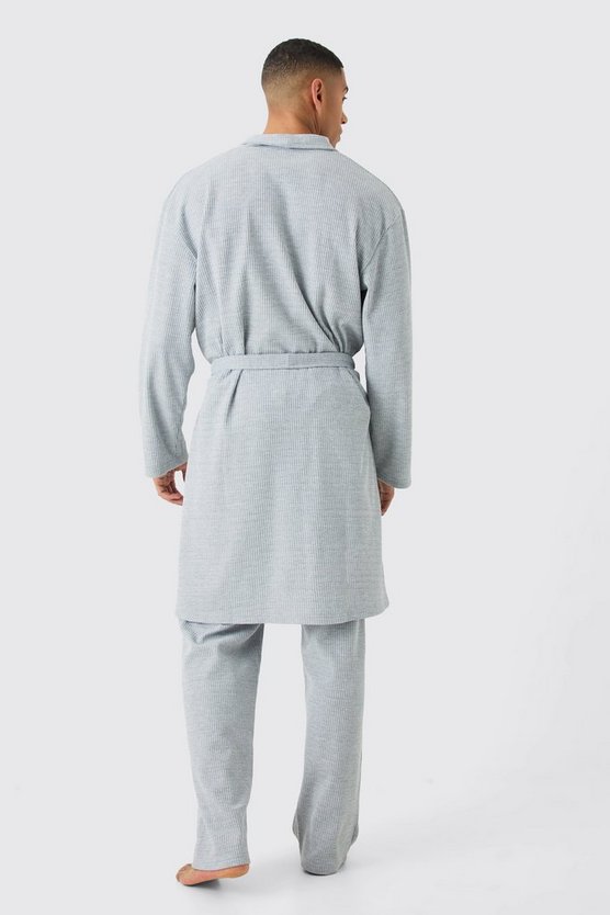Grauer melierter Morgenmantel in Waffeloptik & lockere Hose