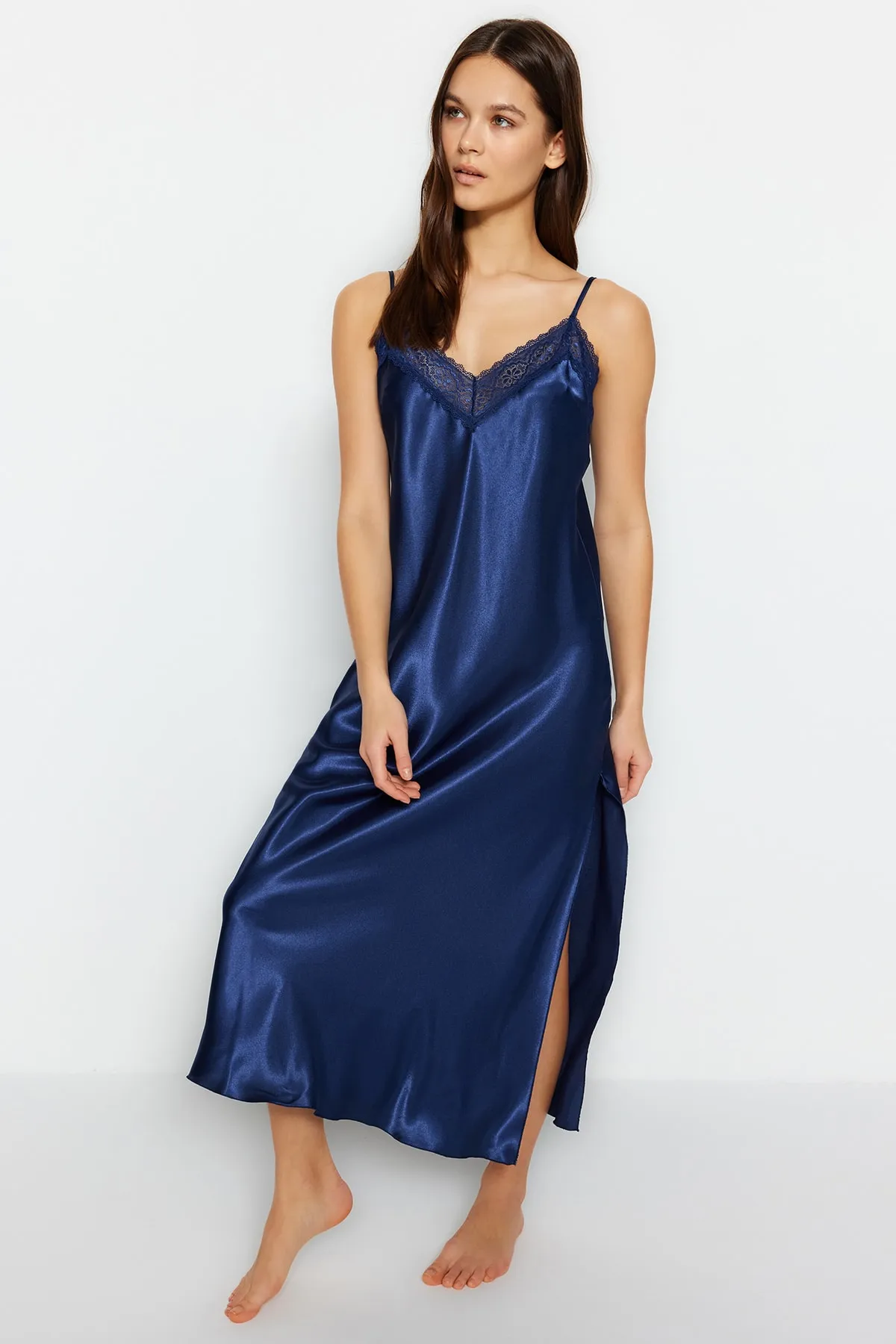 Trendyol Collection  Indigoblaues Nachthemd aus gewebtem Satin mit Spitze und Schlitzdetails und Seilträgern THMSS23GC00021