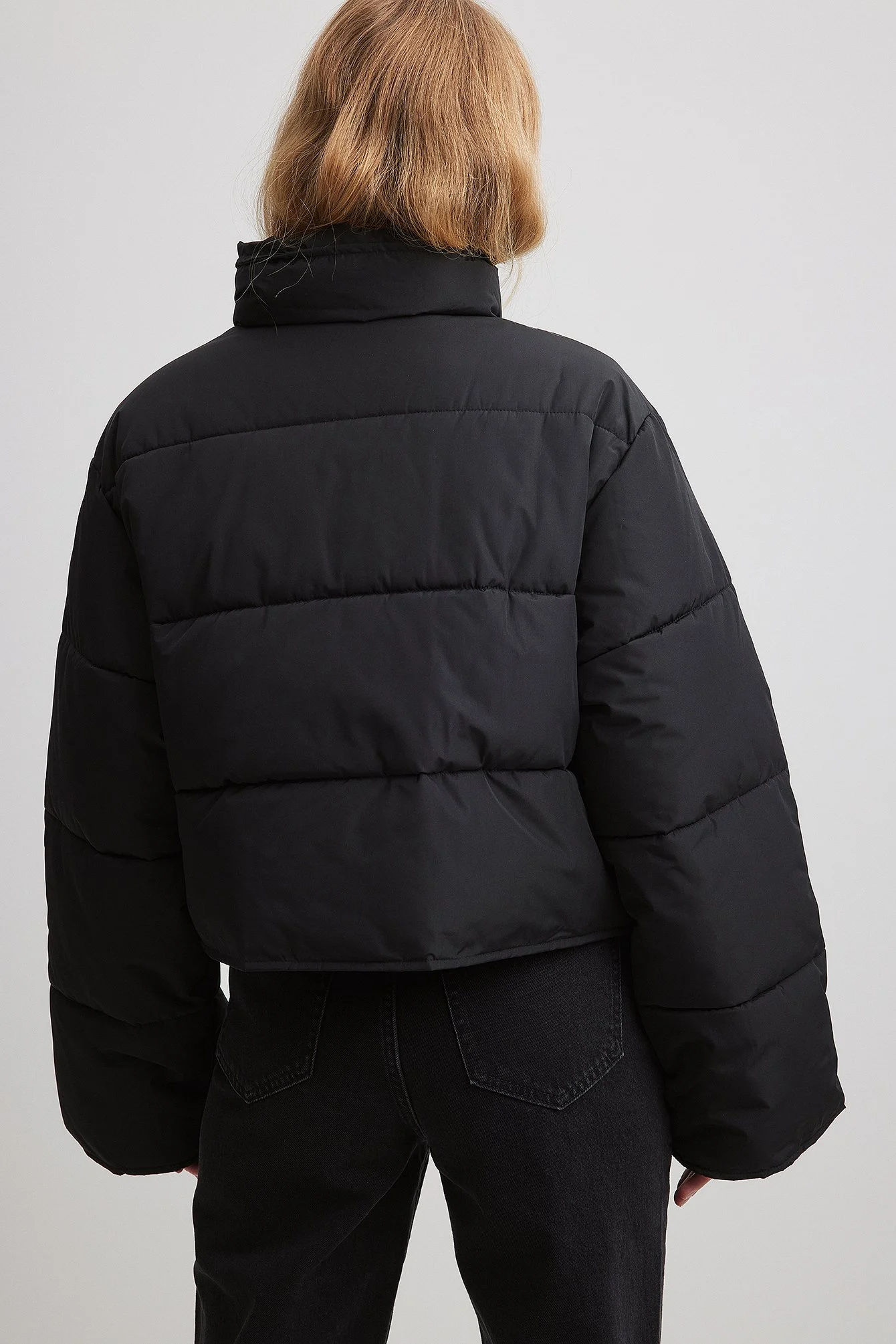 Recycelte kurze gefütterte Jacke mit Druckknöpfen