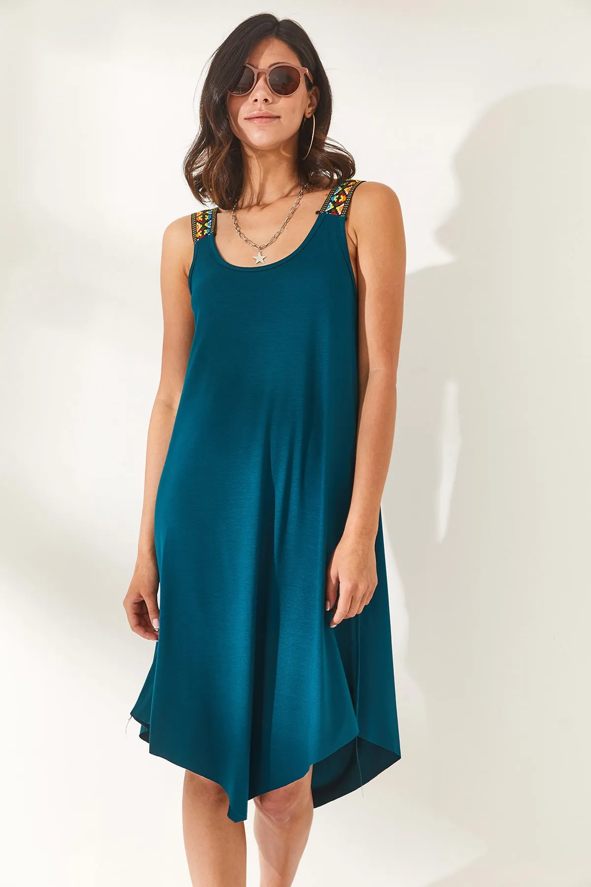 Olalook  Petrolgrünes, asymmetrisches Ethno-Trägerkleid für Damen ELB-19000612