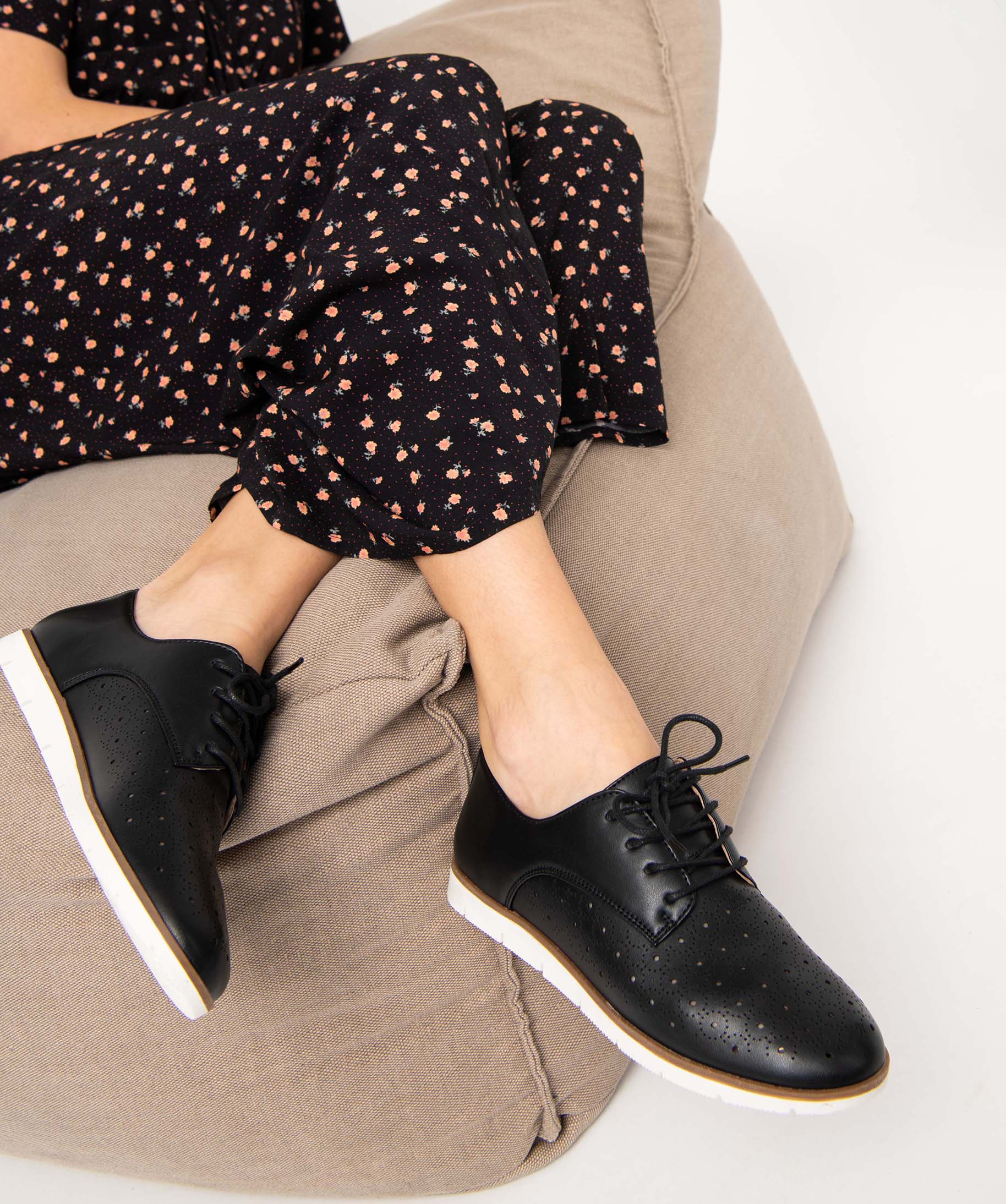 Derbies femme à talon plat et dessus perforé noir | GEMO