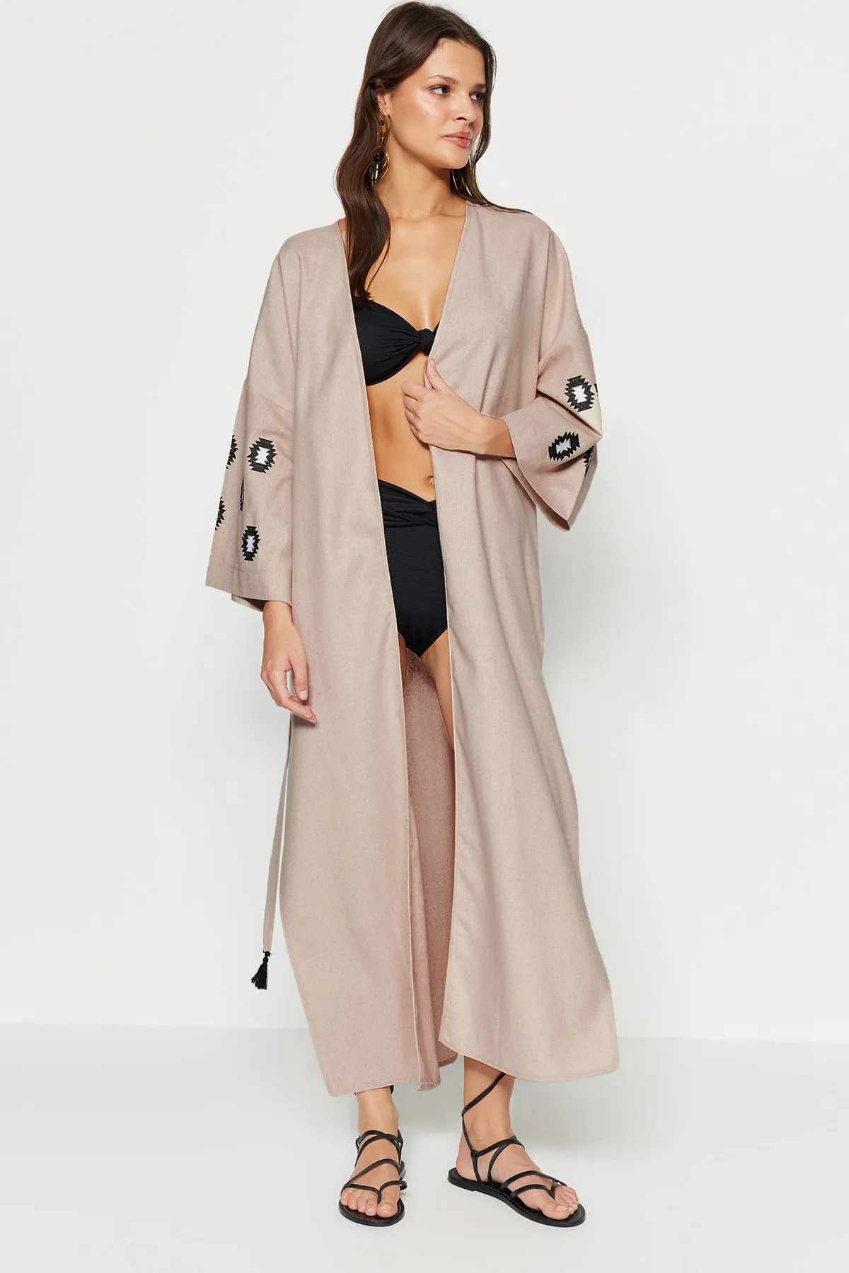Trendyol Collection  Beigefarbener, gewebter, bestickter Maxi-Kimono und Kaftan aus Leinenmischung aus 100 % Baumwolle mit Gürtel TBESS21KM0175