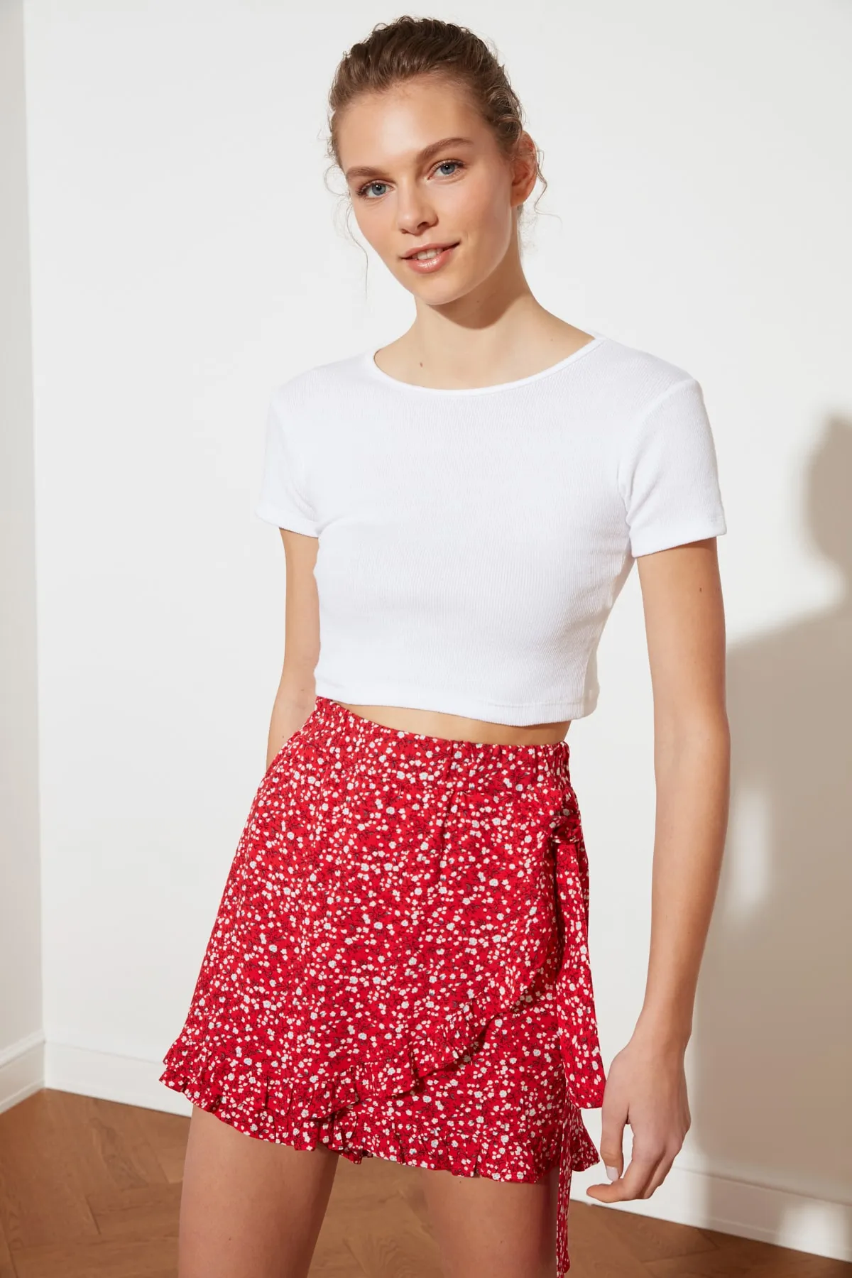Trendyol Collection  Roter zweireihiger Shortsrock aus gewebter Viskose mit Rüschen und Blumenmuster TWOSS21SR0090