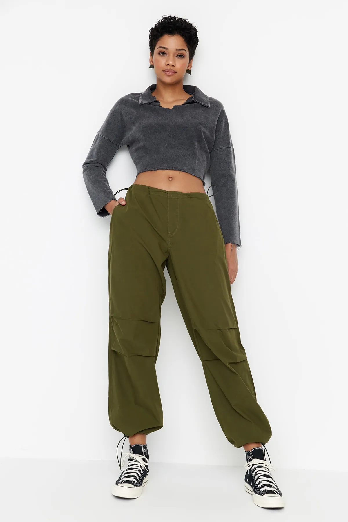 Trendyol Collection  Khakifarbene Fallschirmhose mit Stopper und normaler Taille TWOAW23JE00738