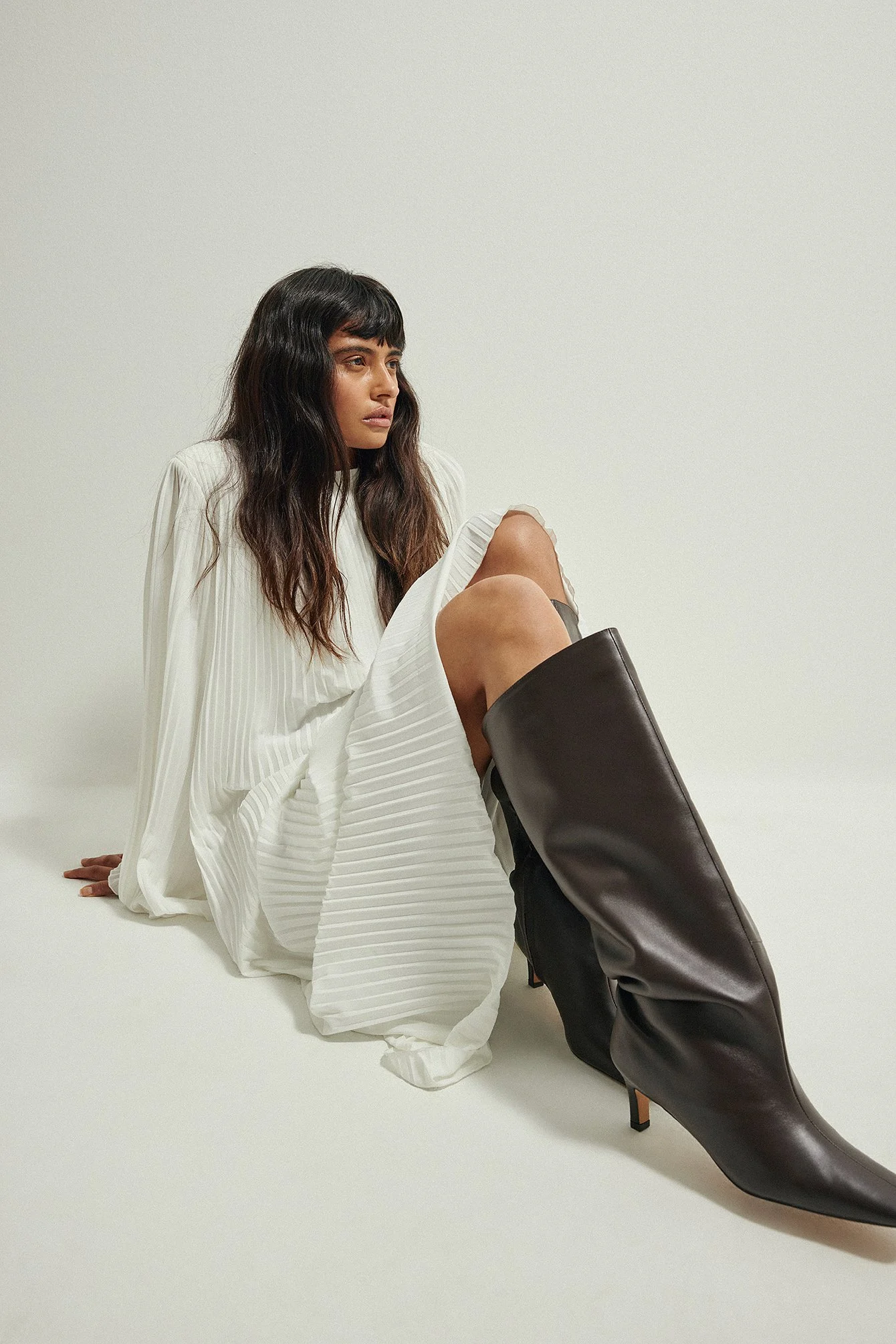 Stiletto-Lederstiefel mit weitem Schaft