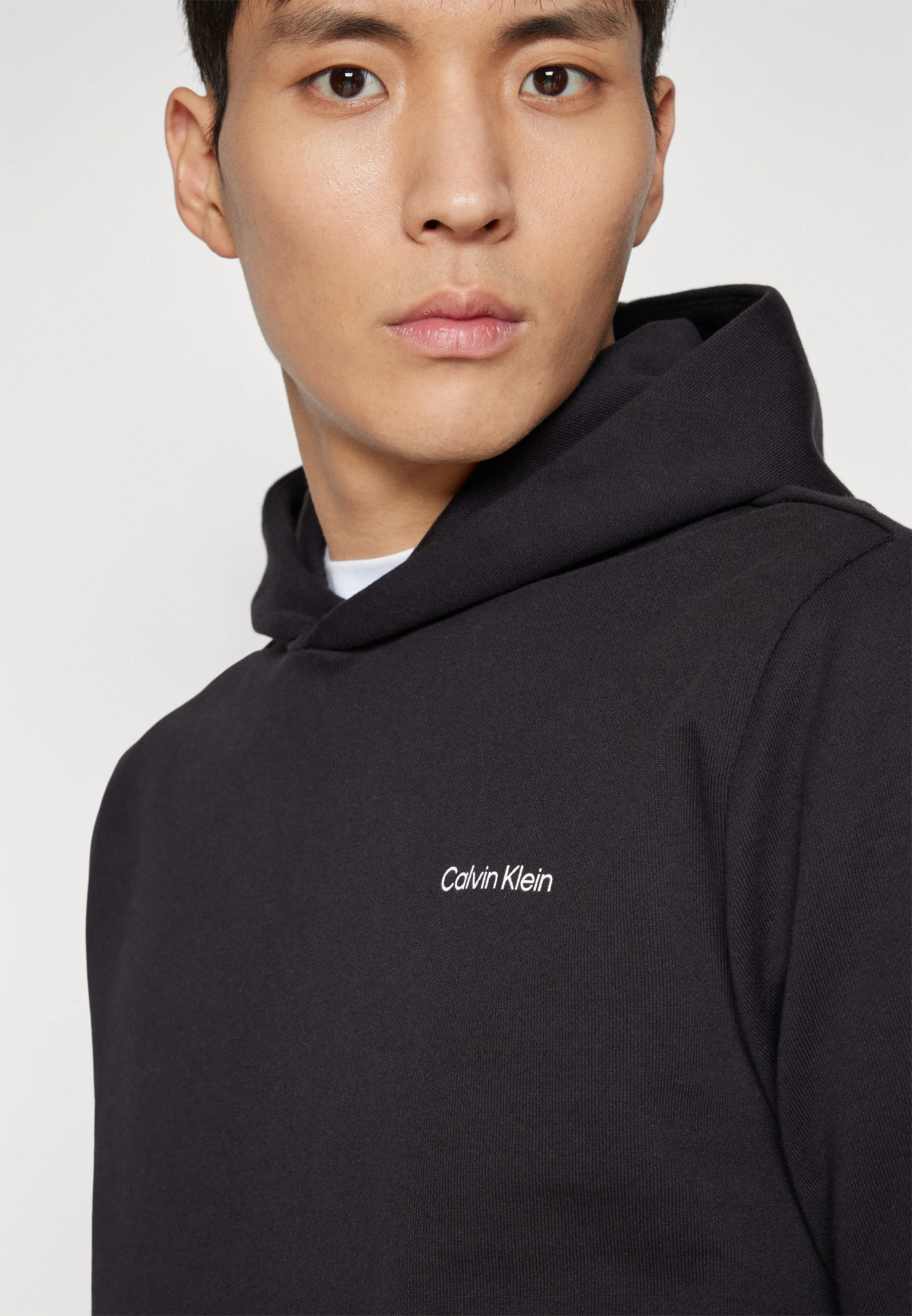 Sudadera con capucha Calvin Klein con logo en la espalda en ángulo