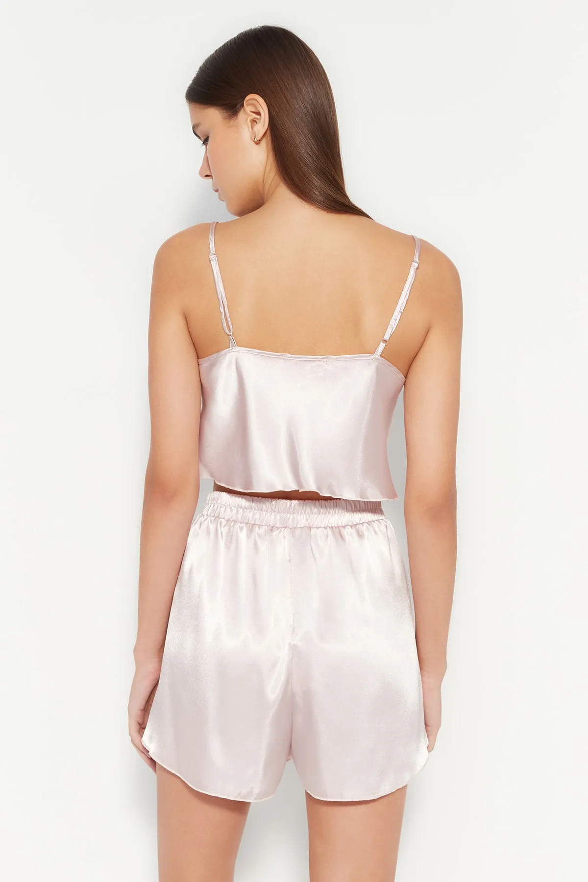 Trendyol Collection  Puderfarbenes Pyjama-Set aus gewebtem Satin mit Seilträgern THMSS23PT00097
