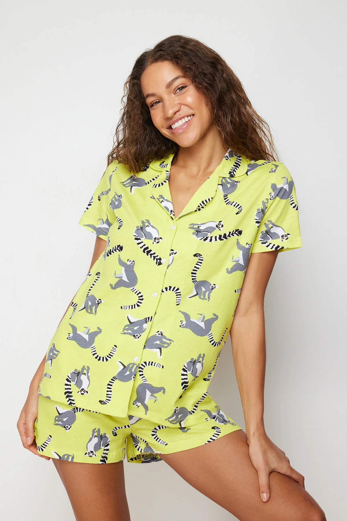 Trendyol Collection  Grünes Strickpyjama-Set aus 100 % Baumwolle mit Tiermuster THMSS24PT00109