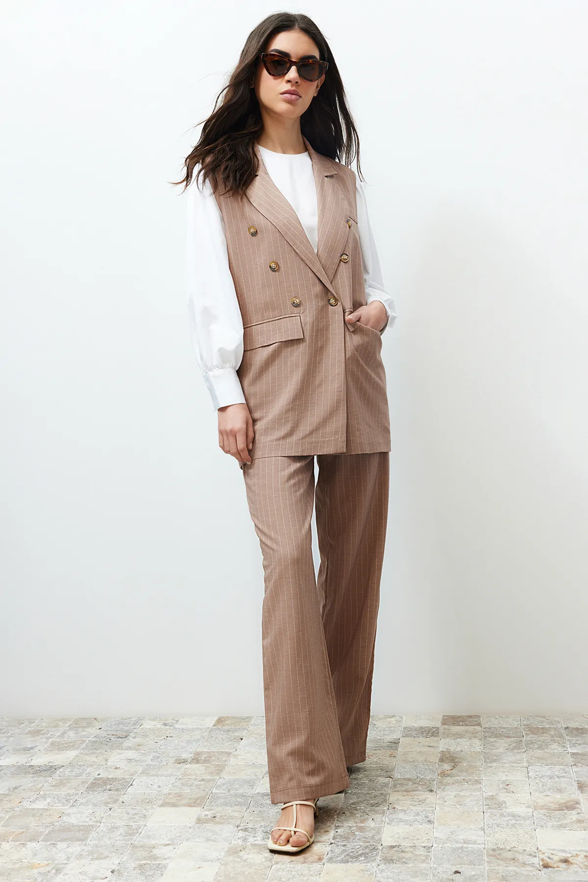 Trendyol Modest  Anzug aus nerzfarbenem, gestreiftem Stoff, Weste, Hose, gewebter Unterteil und Oberteil TCTSS24US00031