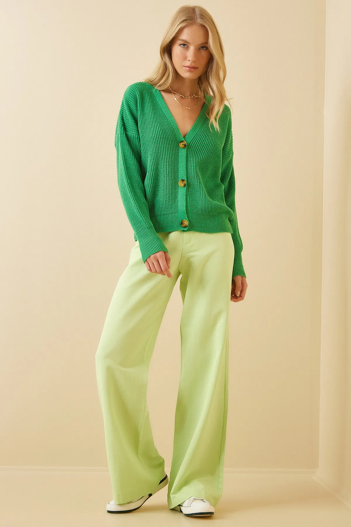 Happiness İstanbul  Dunkelgrüne Strickjacke mit V-Ausschnitt und Knöpfen für Damen ZA00025