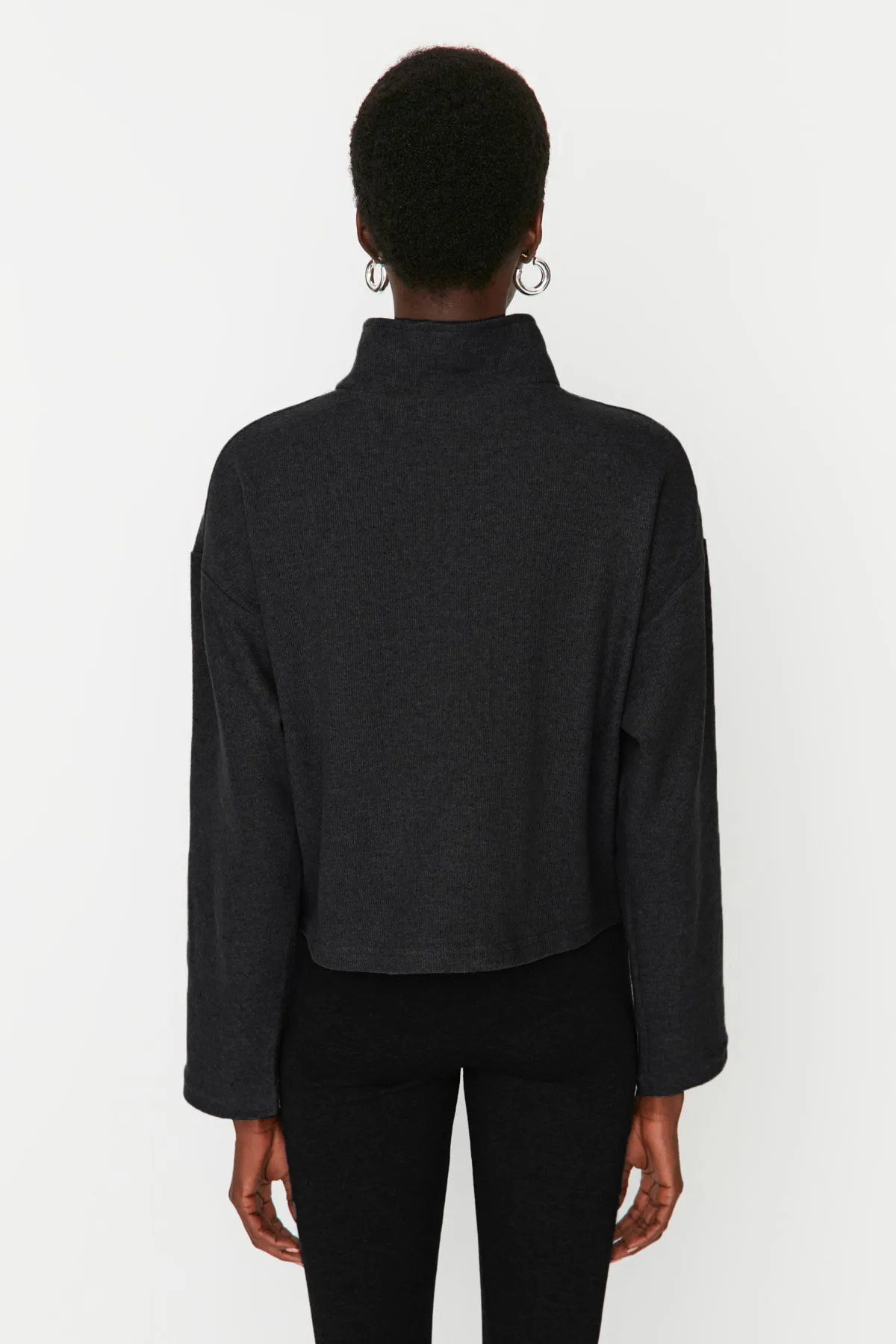 Trendyol Collection  Anthrazitfarbenes Thessaloniki/Strickoptik-Sweatshirt mit Reißverschlusskragen und normaler Passform, TWOAW22SW0732
