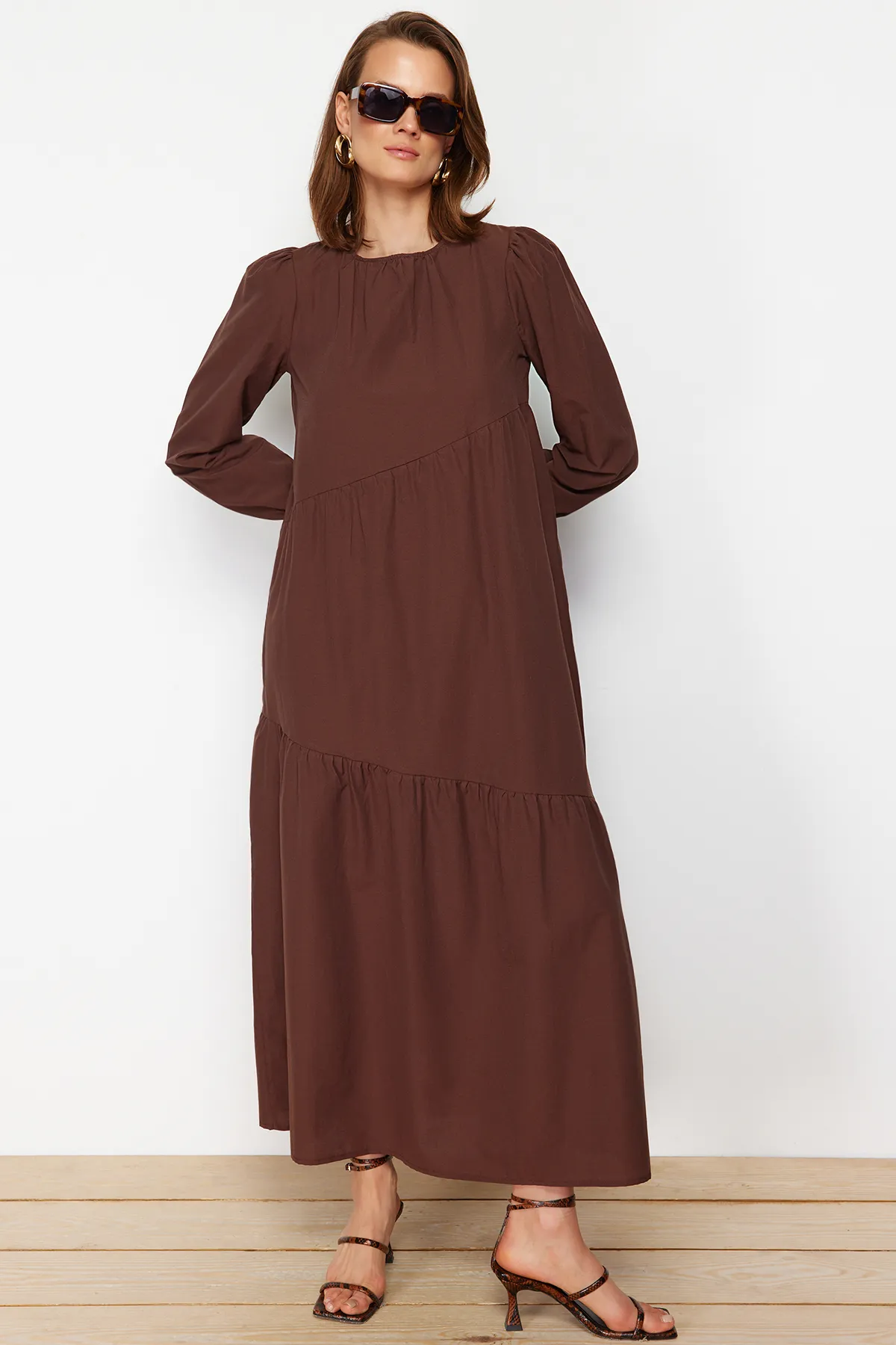 Trendyol Modest  Braunes, gerafftes Popeline-Gewebekleid mit Rundhalsausschnitt TCTSS21EL3470