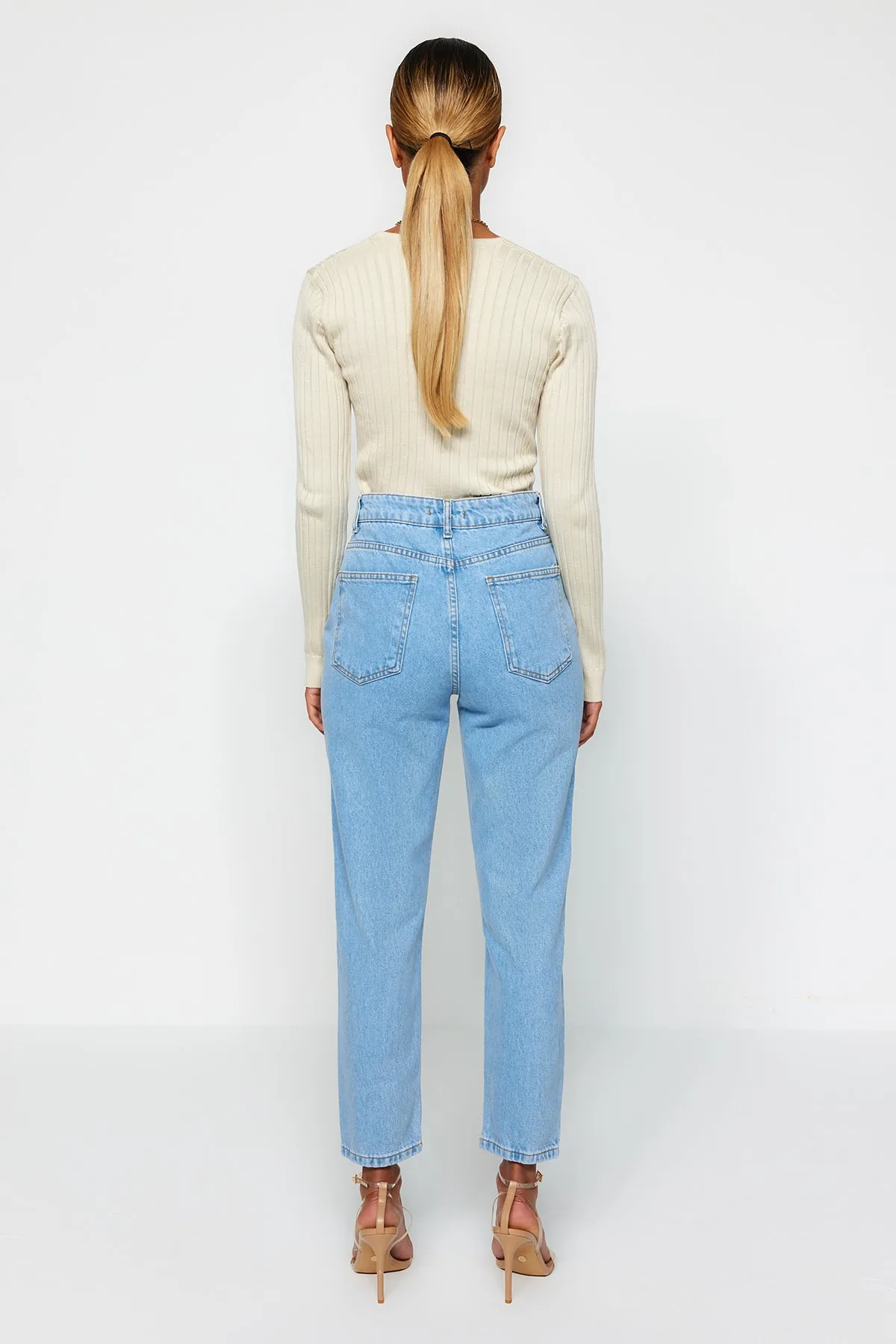 Trendyol Collection  Blaue High-Bel-Mom-Jeans TWOSS20JE0108