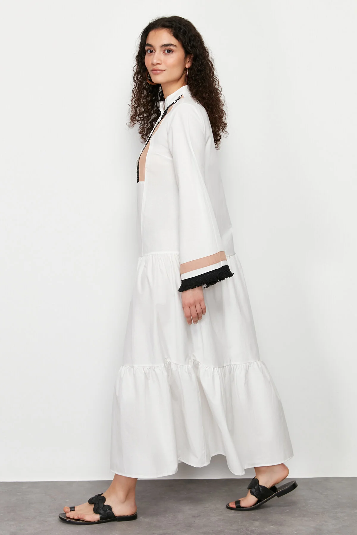Trendyol Modest  Ecrufarbenes, gewebtes Kleid mit Stickerei und Quasten TCTSS24EB00134