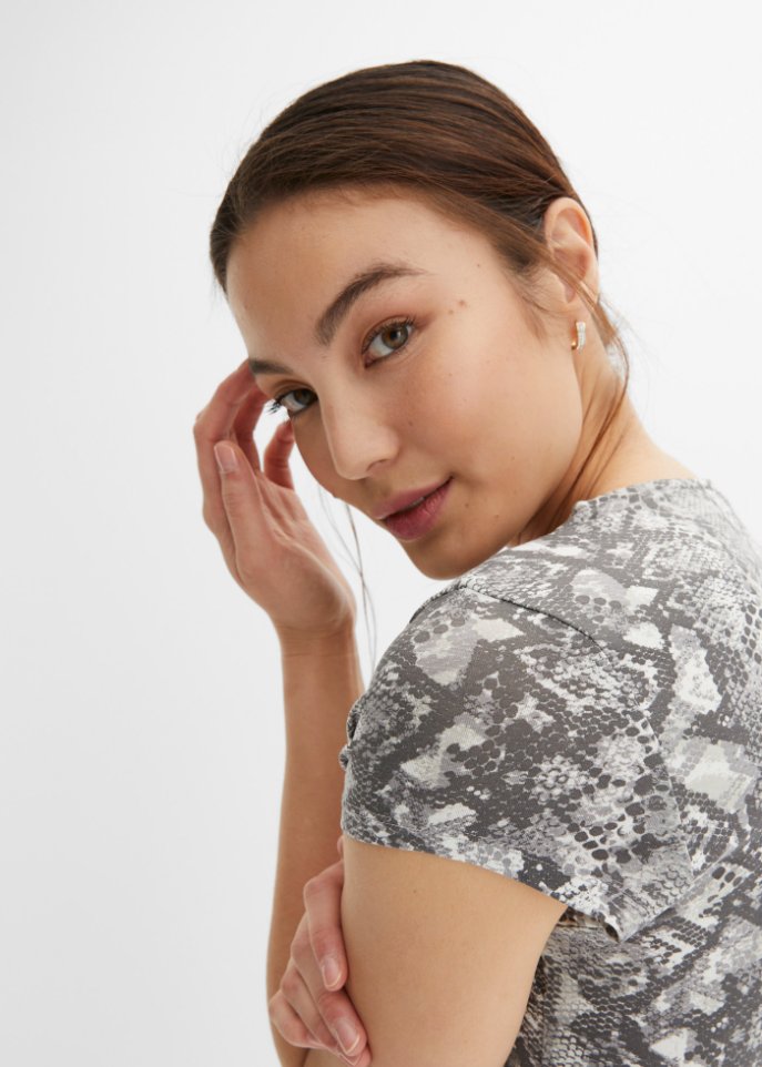 Shirt mit tiefem V-Ausschnitt mit nachhaltigem Material
