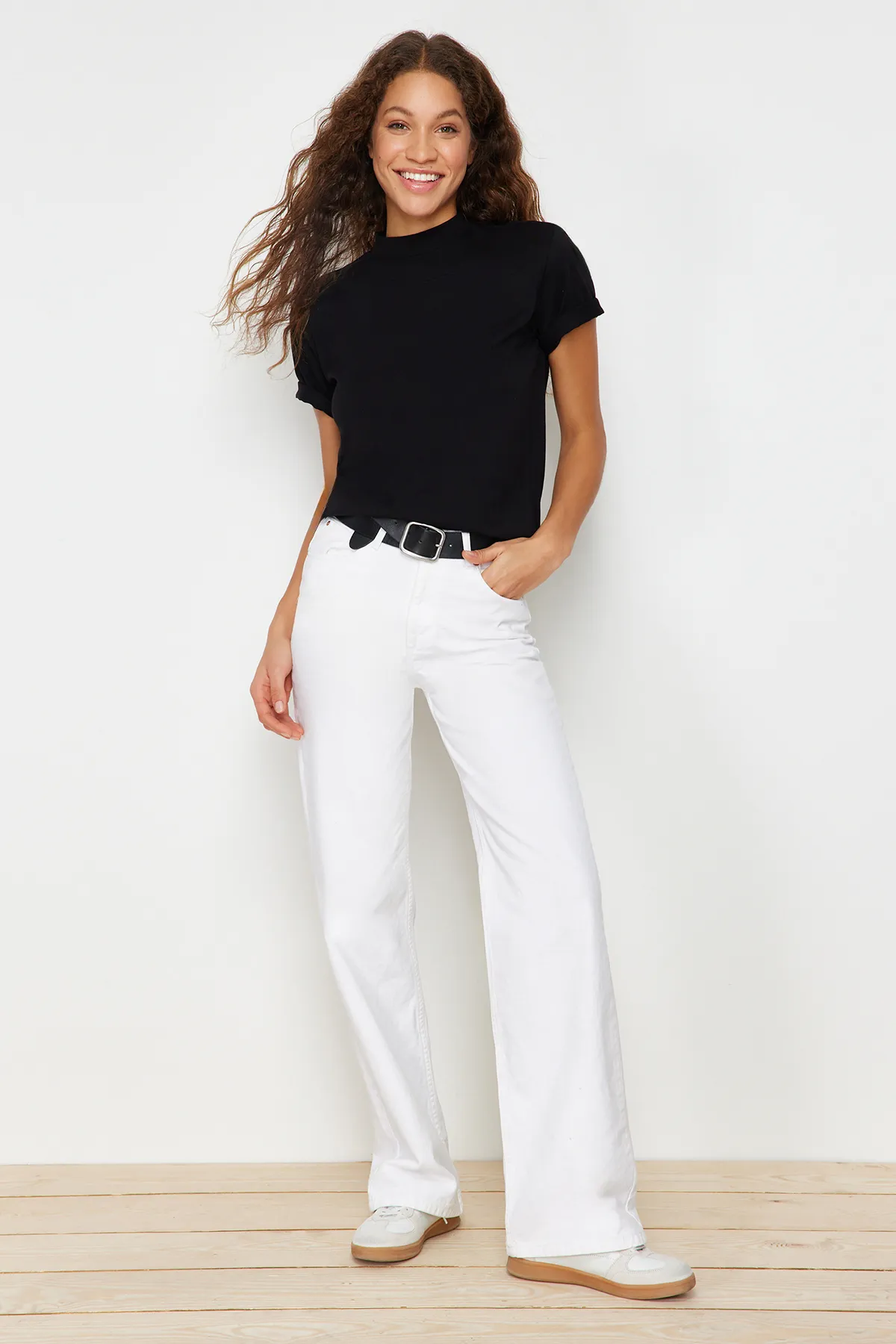 Trendyol Collection  Schwarzes Basic-Strick-T-Shirt aus 100 % Baumwolle mit Stehkragen TWOAW20TS0096