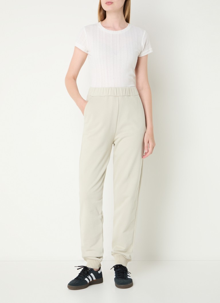 Pantaloni da tuta a vita alta di Calvin Klein con gamba affusolata e tasche laterali.