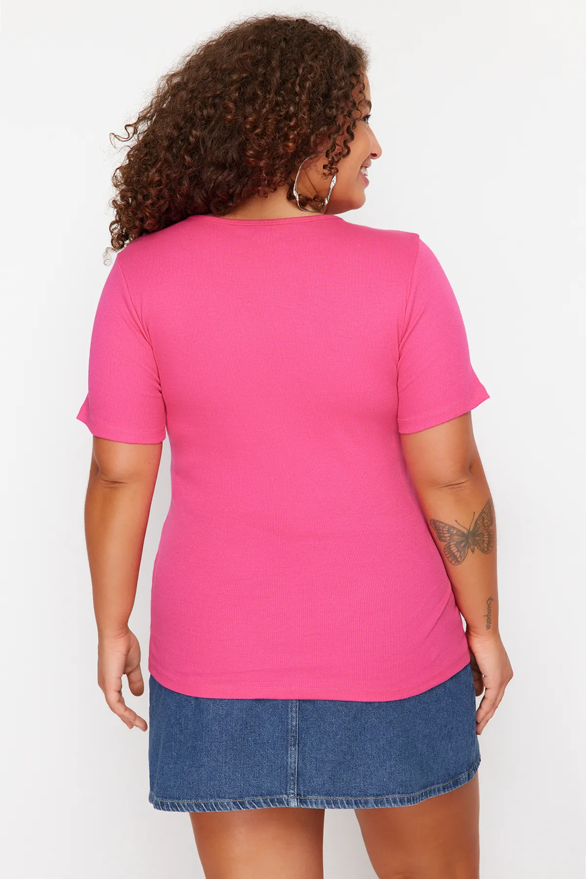 Trendyol Curve  Rosa T-Shirt aus Rippstrick mit Herzausschnitt und Cut-Out-Detail TBBSS24BF00006