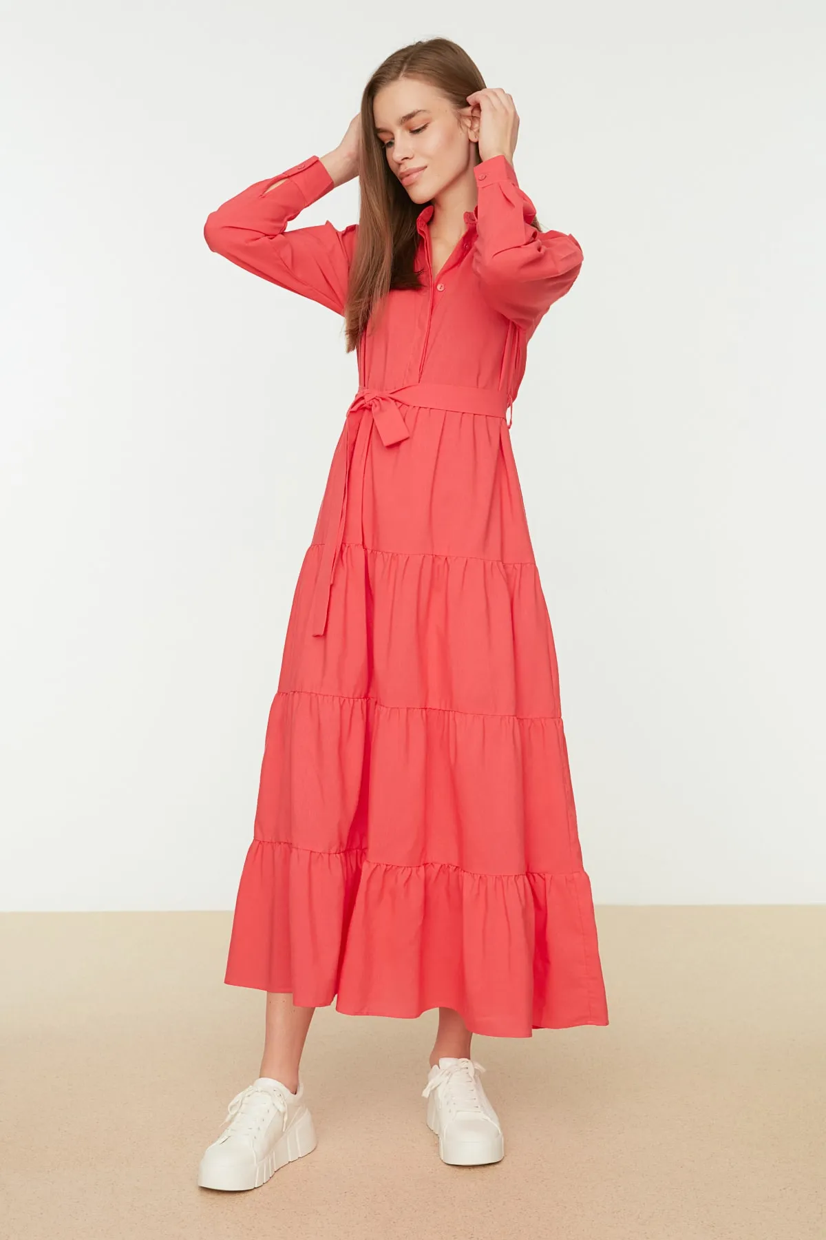 Trendyol Modest  Korallenrotes, gewebtes Kleid mit weitem Schnitt und Richterkragen, Gürtel TCTSS22EB0128
