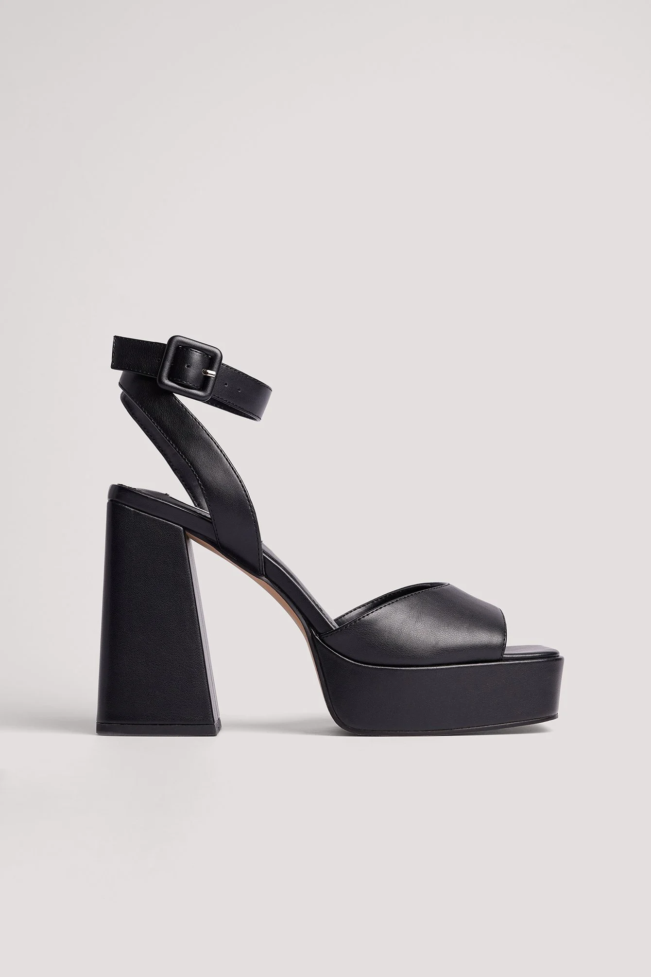 Plateau Heels mit klobiger Schnalle