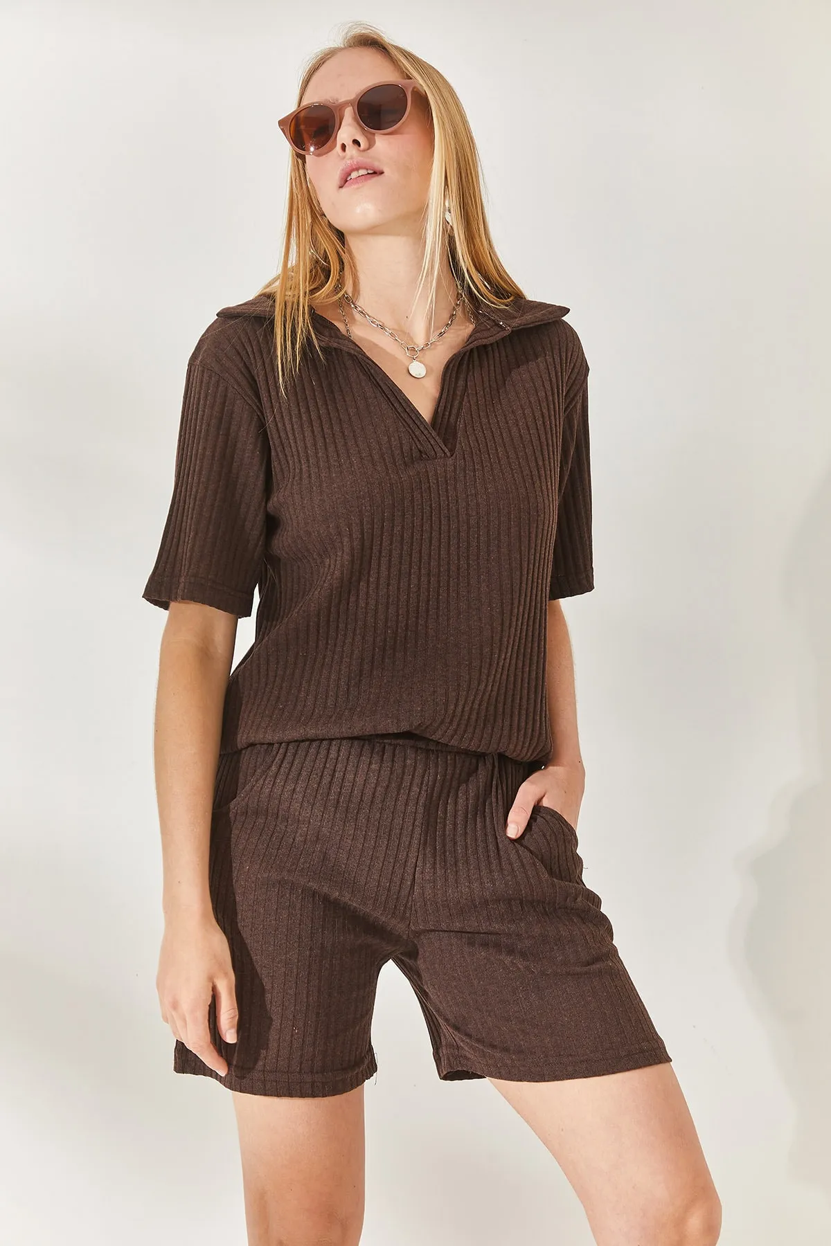 Olalook  Bitter Brown Geripptes Set mit Polokragen, Oberteil und Tasche sowie Shorts TKM-19000197