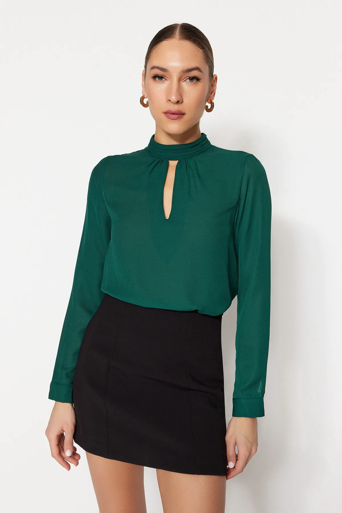 Trendyol Collection  Smaragdgrüne Webbluse mit hohem Kragen TWOAW20BZ0461