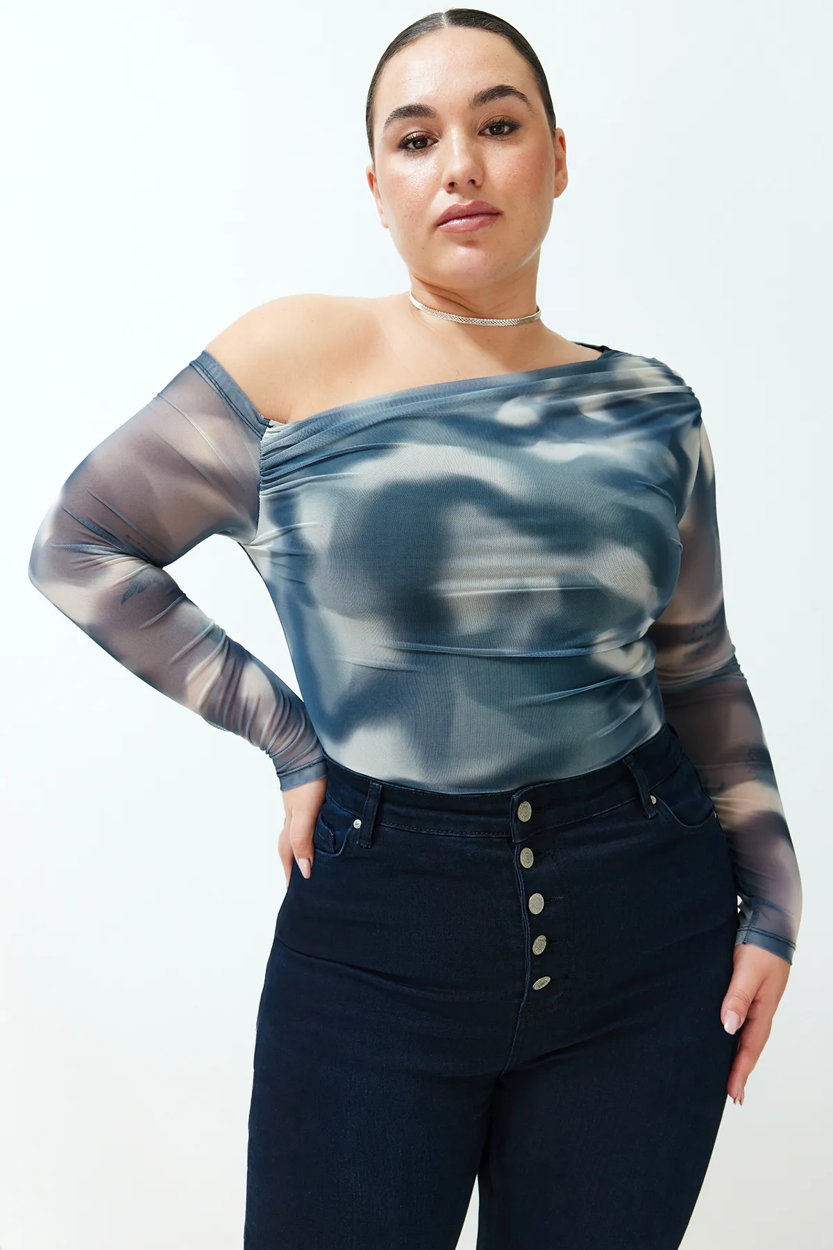 Trendyol Curve  Indigofarbene, mit Tüll gefütterte Strickbluse mit asymmetrischem Kragen TBBSS24AF00025