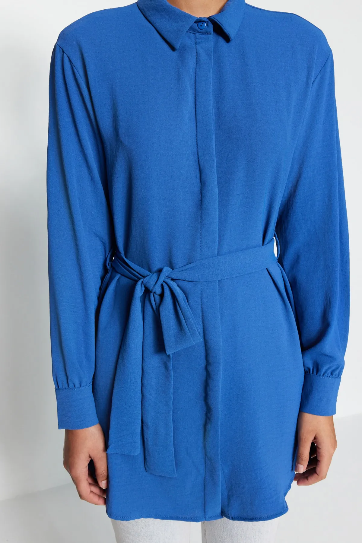 Trendyol Modest  Indigoblaues gewebtes Hemd mit Gürtel und versteckter Knopfleiste TCTSS21TN0049