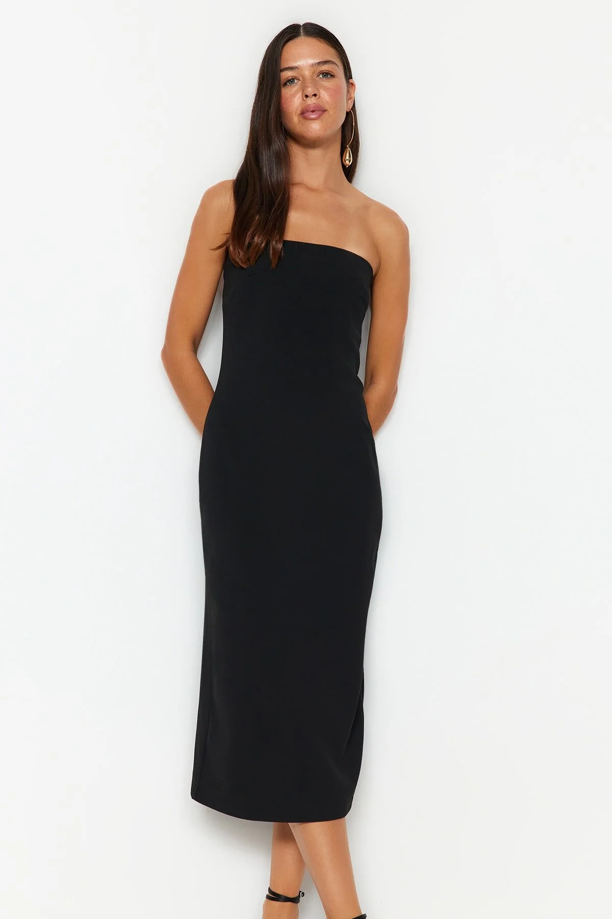Trendyol Collection  Schwarzes, gerade geschnittenes, trägerloses Midi-Webkleid aus Webstoff TWOSS22EL00795