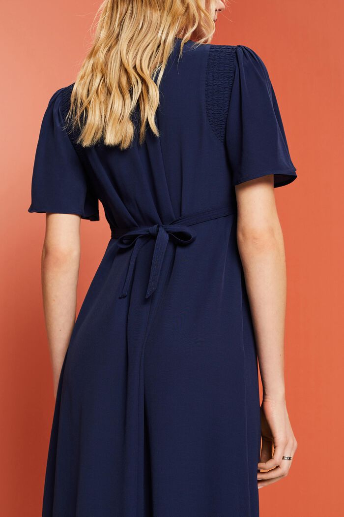 Midikleid mit fixiertem Bindegürtel