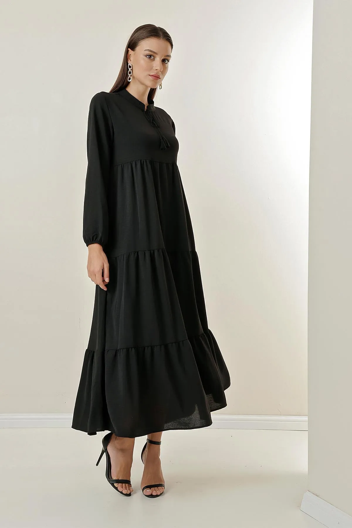 By Saygı  Langes Hijab-Kleid mit Kragen und Schnürung