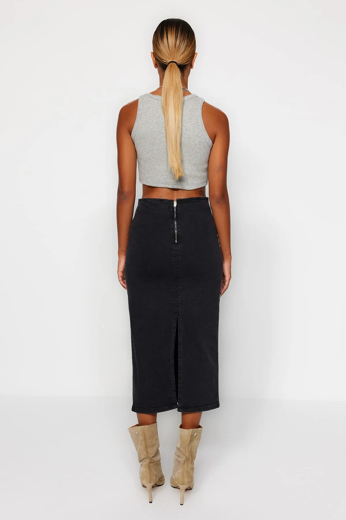 Trendyol Collection  Schwarzer Midi-Jeansrock mit Ziernähten TWOAW24ET00057