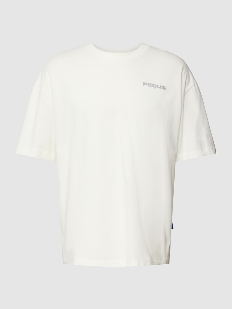 PEQUS X P&C - T-Shirt mit Label-Prints in weiß