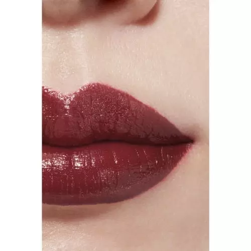 ROUGE ALLURE L'EXTRAIT High-intensity red. an extract of light and care