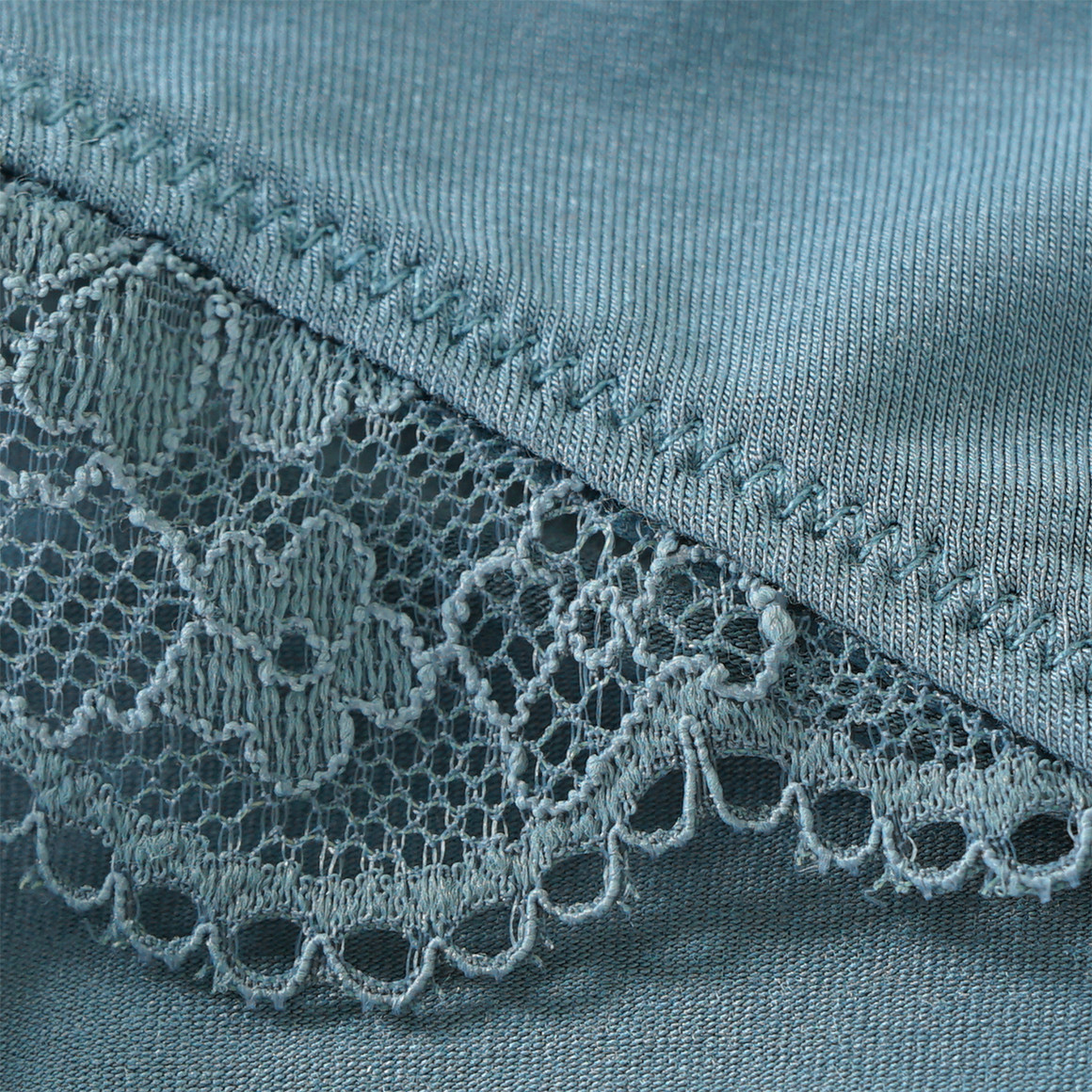 2 Damen Slips mit Spitzenbesatz