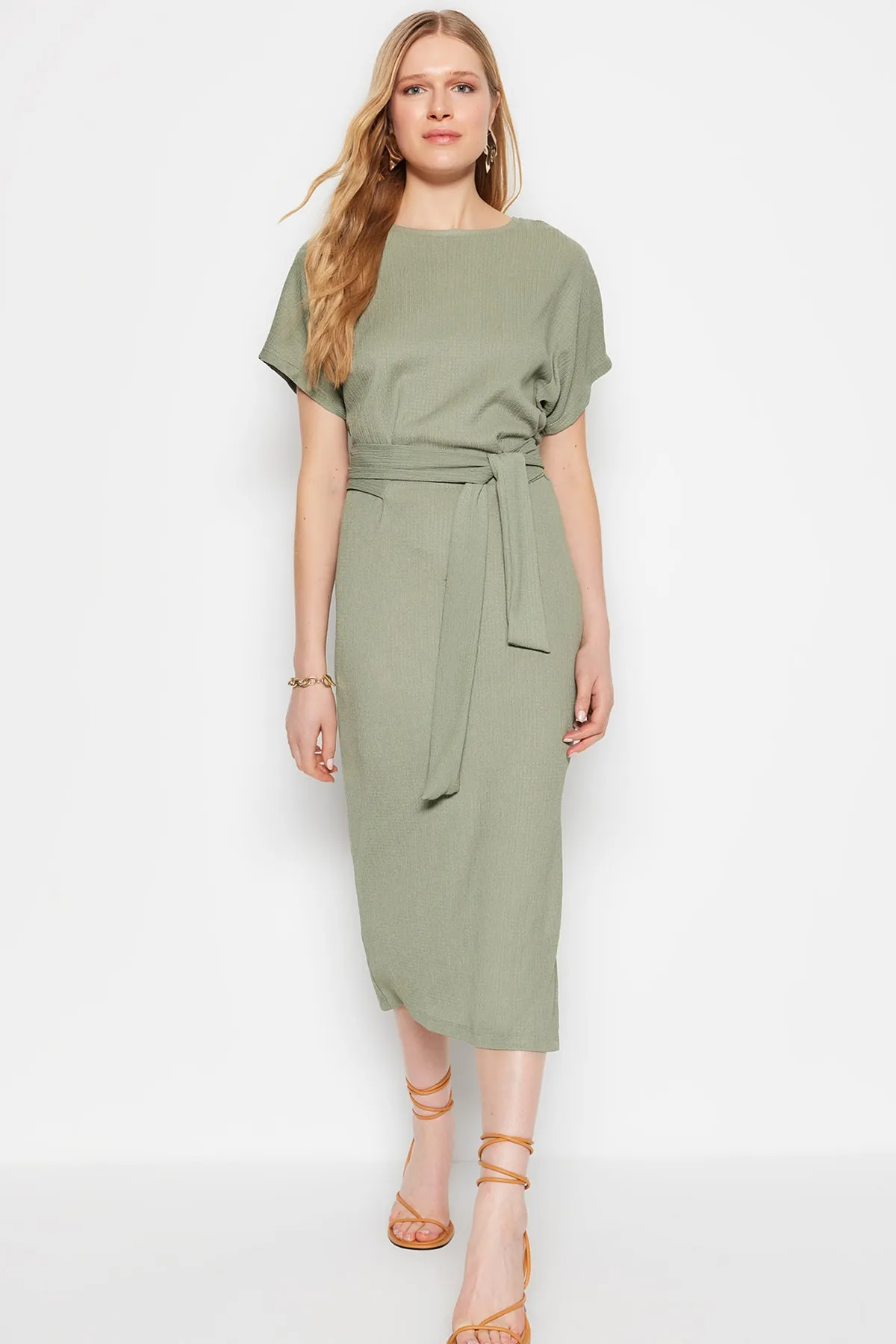 Trendyol Collection  Khakifarbenes Wickel-/strukturiertes Midi-Strickkleid mit Rundhalsausschnitt, Gürtel TWOSS23EL00709