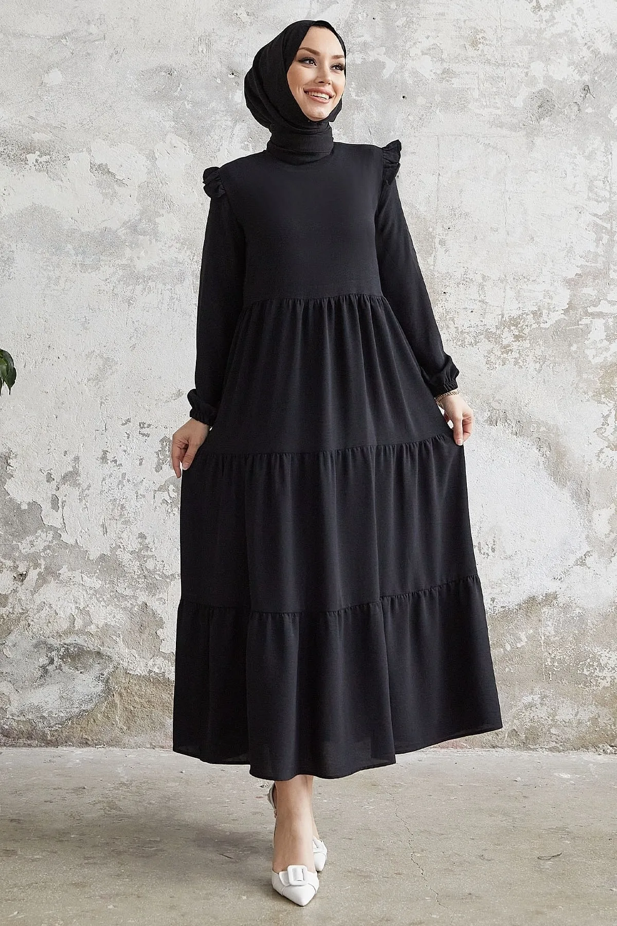InStyle  Neya Freizeitkleid mit Rüschenschultern – Schwarz