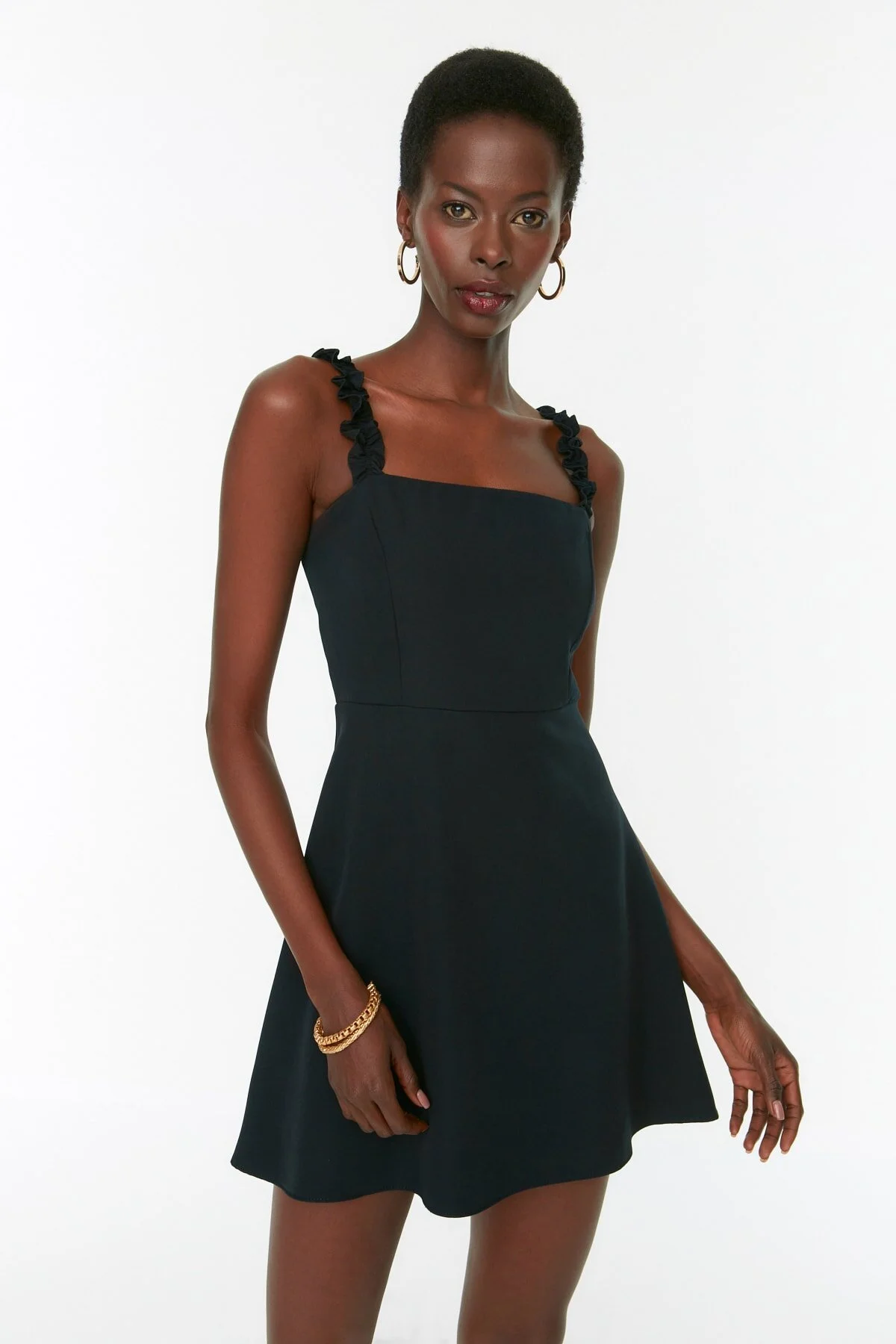 Trendyol Collection  Schwarzes Mini-Webkleid in A-Linie mit quadratischem Kragen und Riemen und detailliertem Detail TWOSS22EL2175