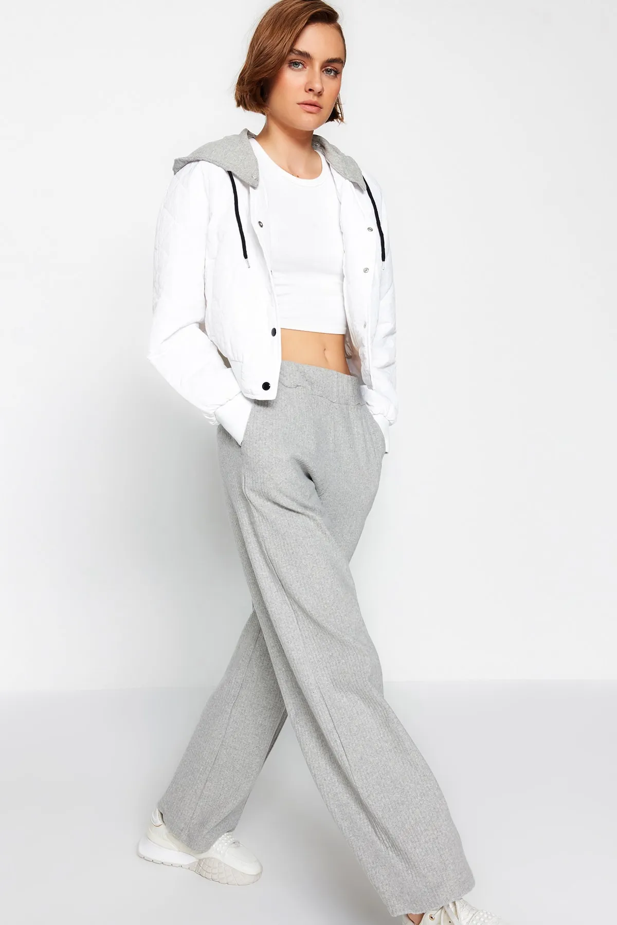 Trendyol Collection  Graue Jogginghose aus Rippstrick mit weitem Bein und bequemem Schnitt TWOAW23EA00065
