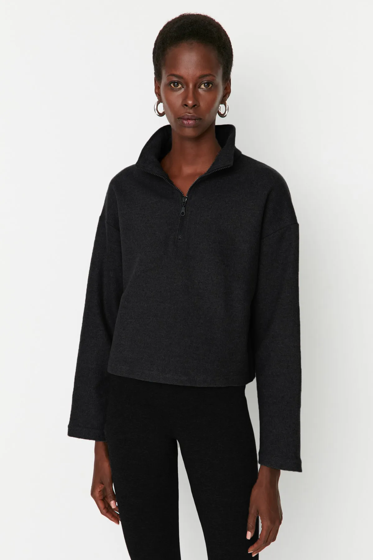 Trendyol Collection  Anthrazitfarbenes Thessaloniki/Strickoptik-Sweatshirt mit Reißverschlusskragen und normaler Passform, TWOAW22SW0732
