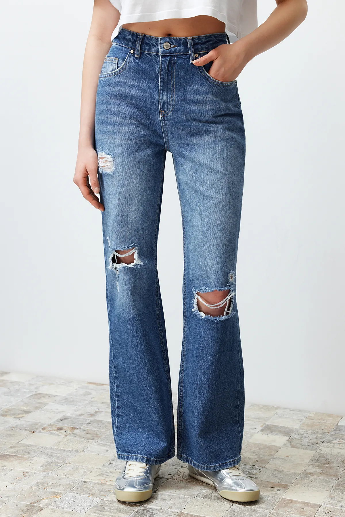 Trendyol Collection  Blaue zerrissene Jeans mit hoher Taille und weitem Bein TWOSS24JE00199