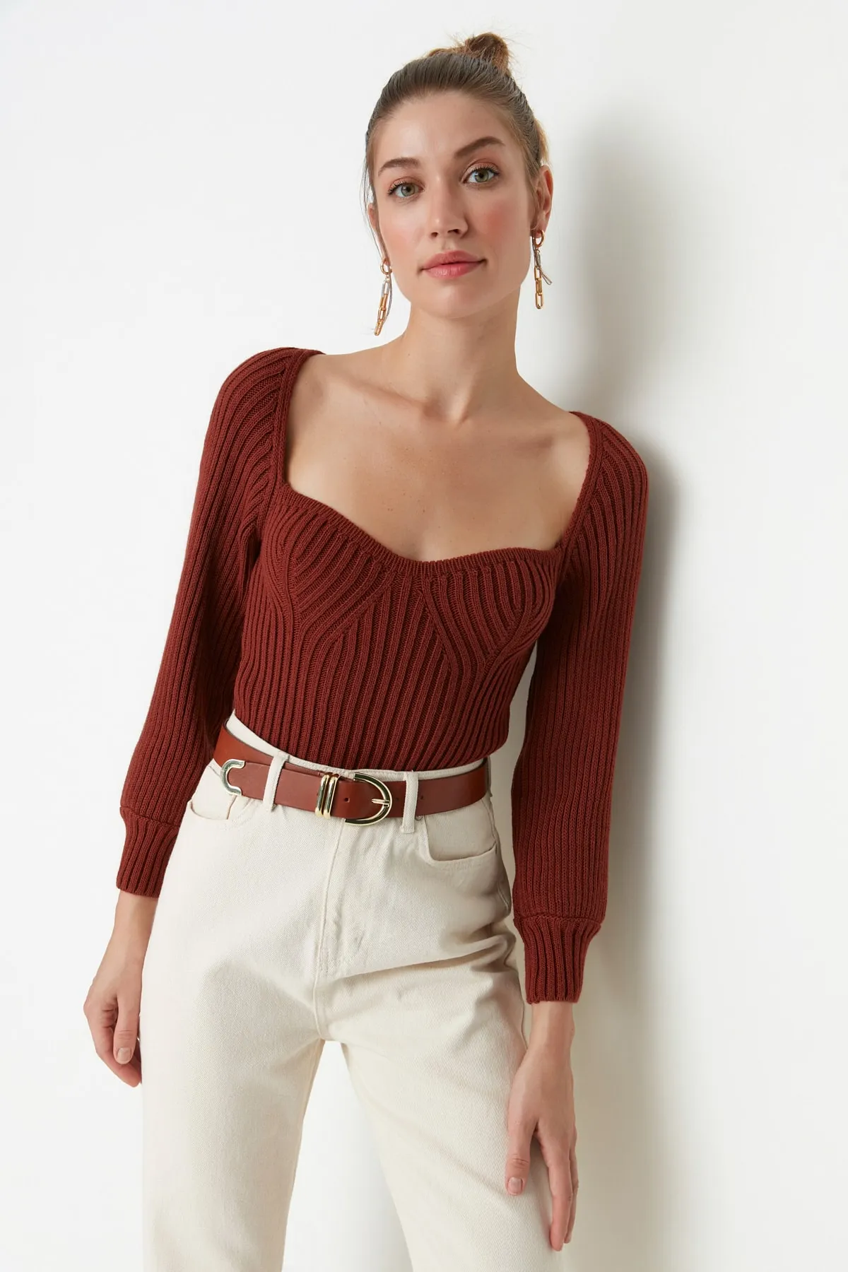 Trendyol Collection  Brauner kurzer Strickpullover mit Herzkragen TWOAW22KZ1760