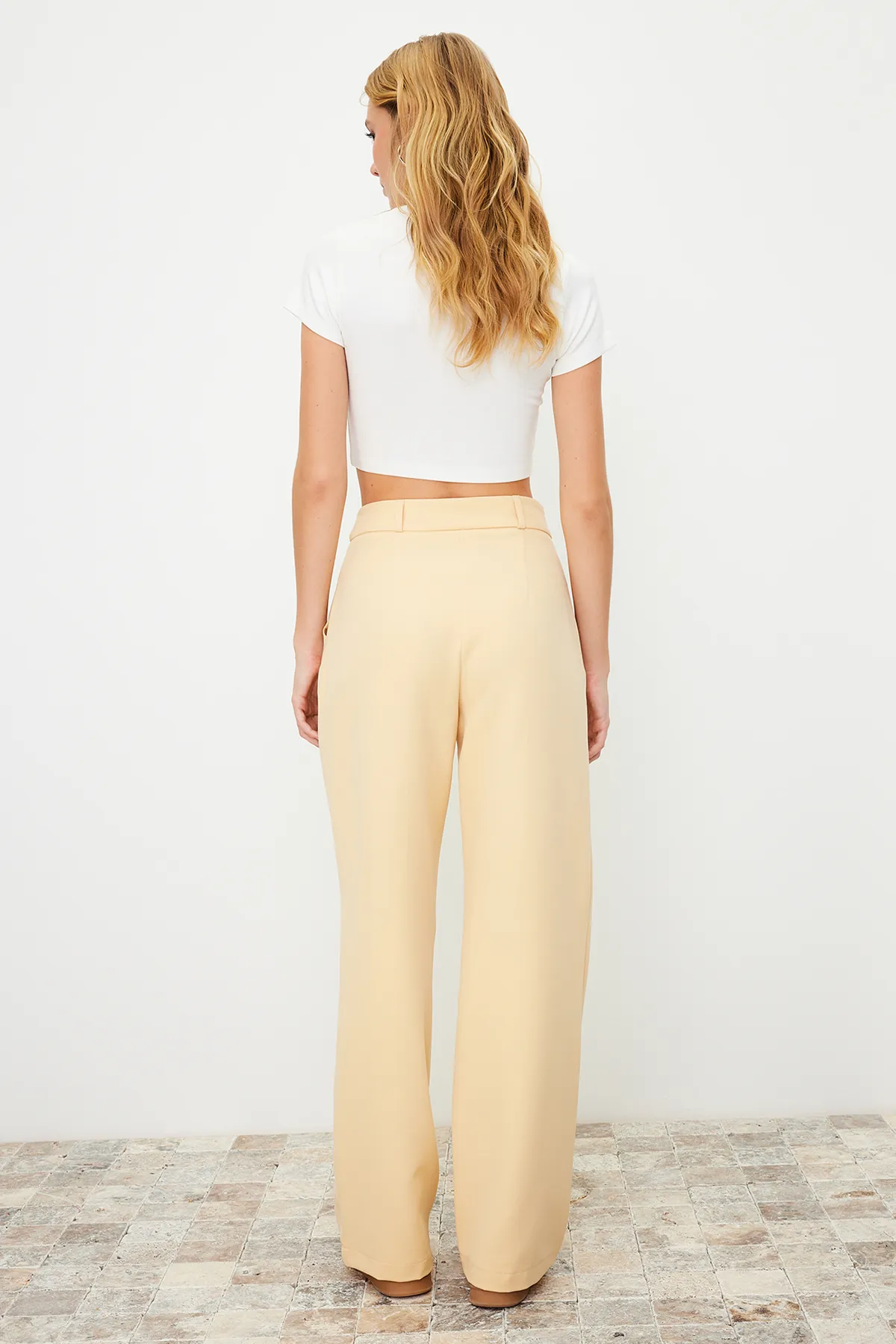 Trendyol Collection  Hellgelbe, gewebte Hose mit hoher Taille und weitem Bein/Plissee mit weitem Bein TWOAW21PL0076