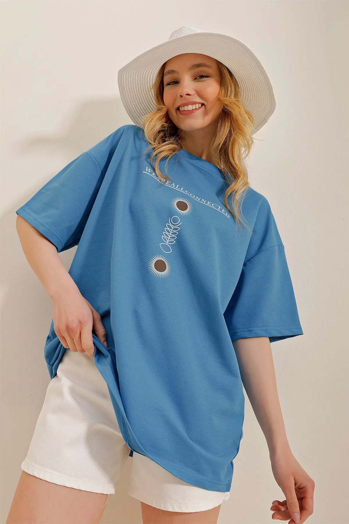 Trend Alaçatı Stili  Bedrucktes Oversize-Unisex-T-Shirt in Aviator-Blau mit Rundhalsausschnitt für Damen ALC-X9577