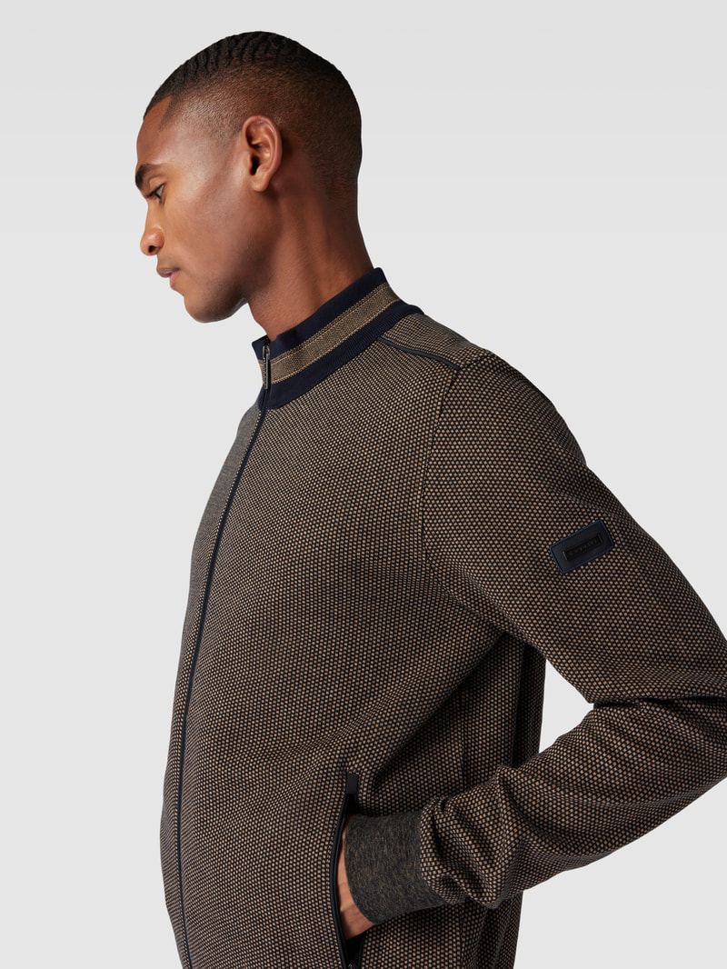 Sweatjacke mit Stehkragen und Reißverschlusstaschen in beige