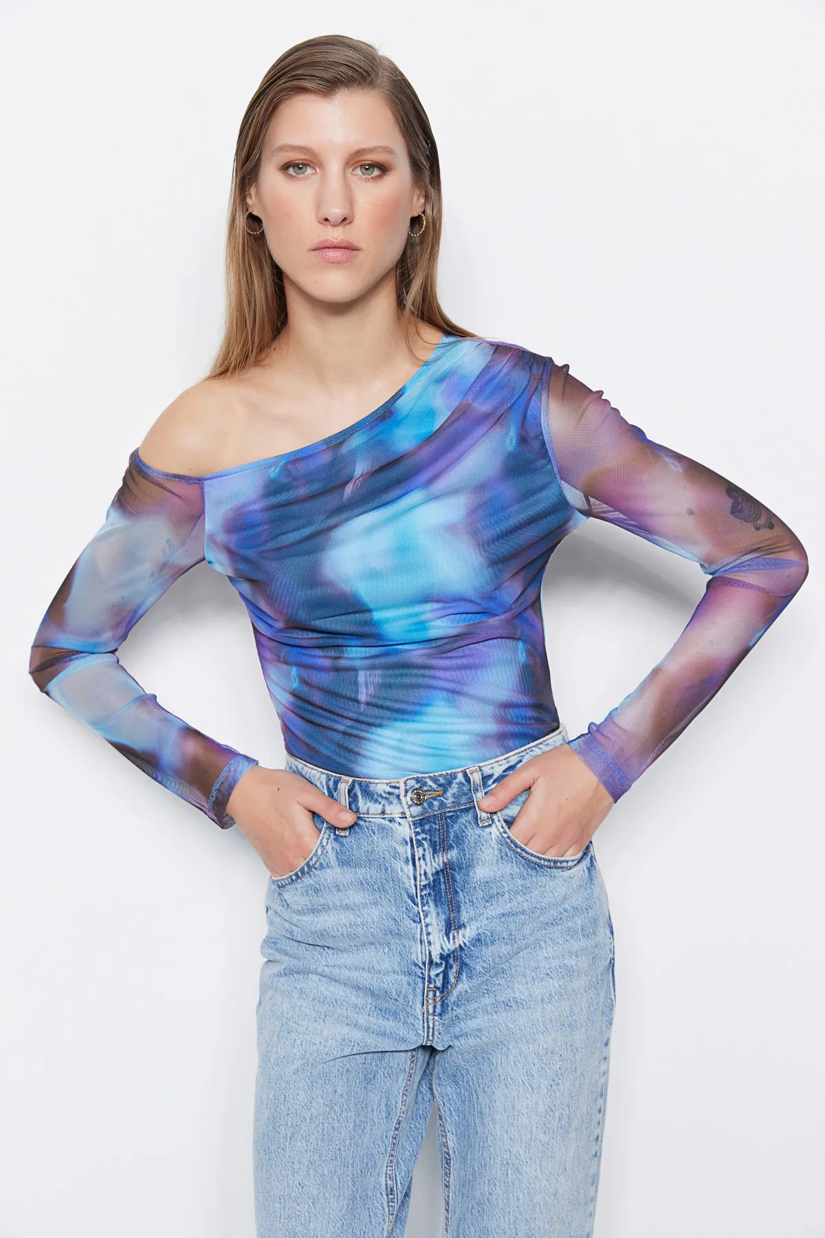 Trendyol Collection  Blau gemusterter, transparenter, hinten anliegender, flexibler Strickbody mit Druckknopfverschluss TWOSS23BD00024