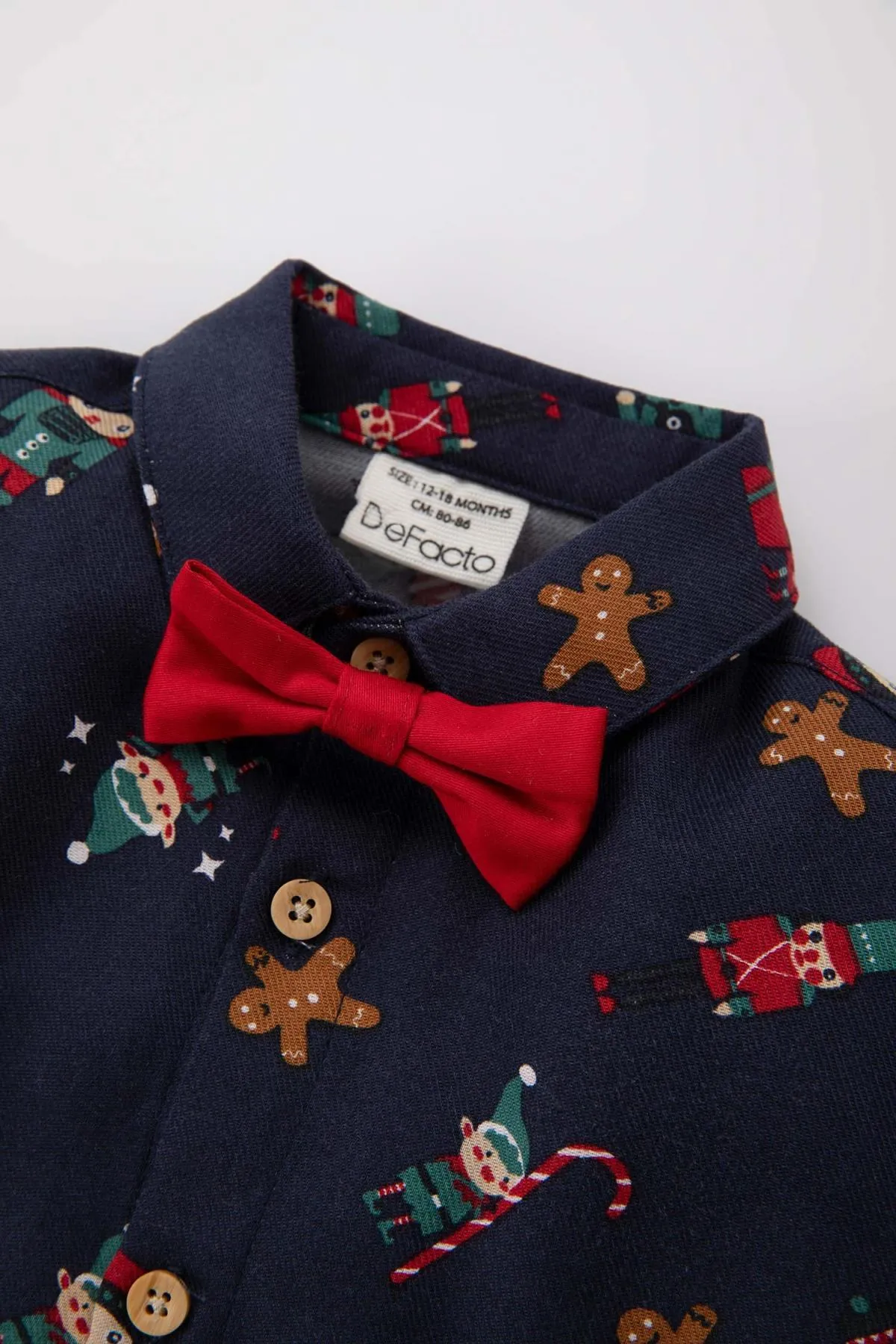 DeFacto  Twill-Langarmshirt mit Weihnachtsmotiv für Babys und Jungen mit Fliege